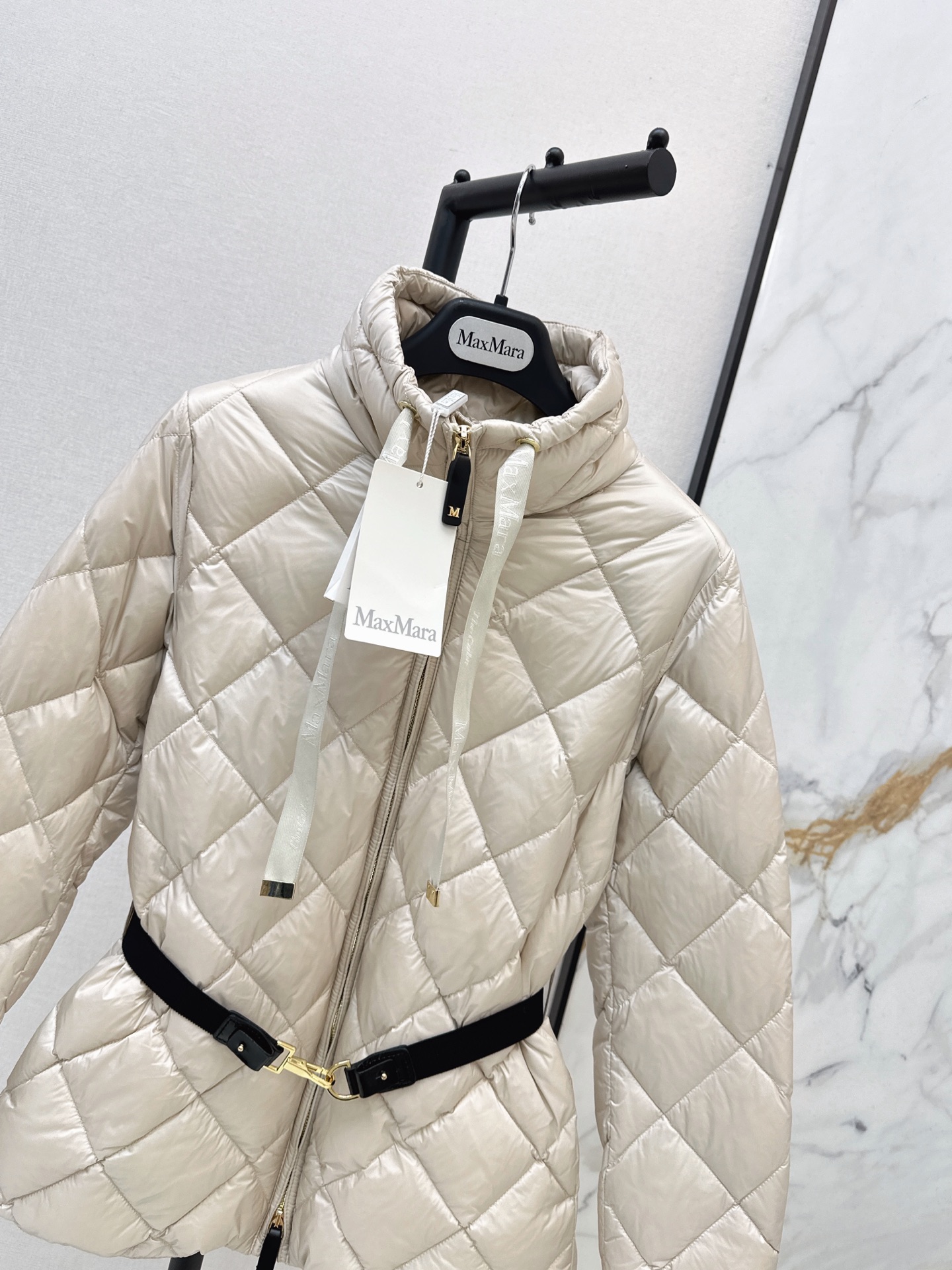 Max 26fw stand-collar belted down jacket