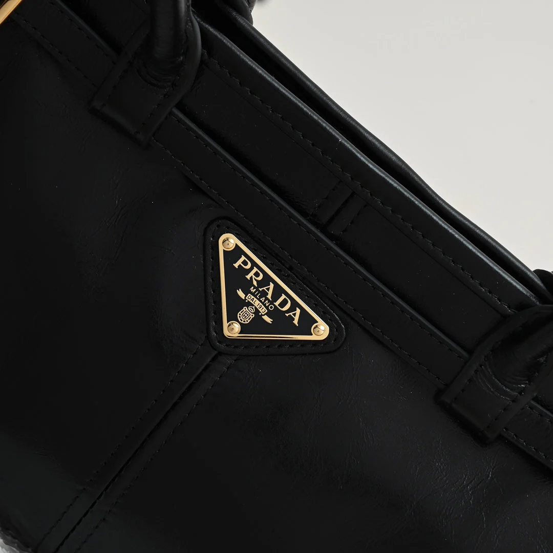 PD LuxSoft Medium leather handbag