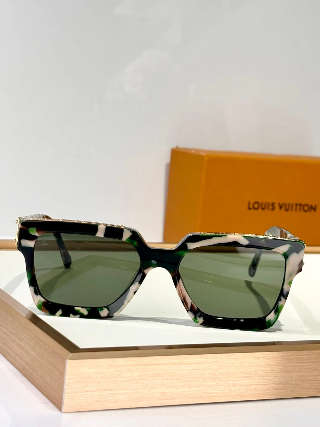 L milionair sunglasses