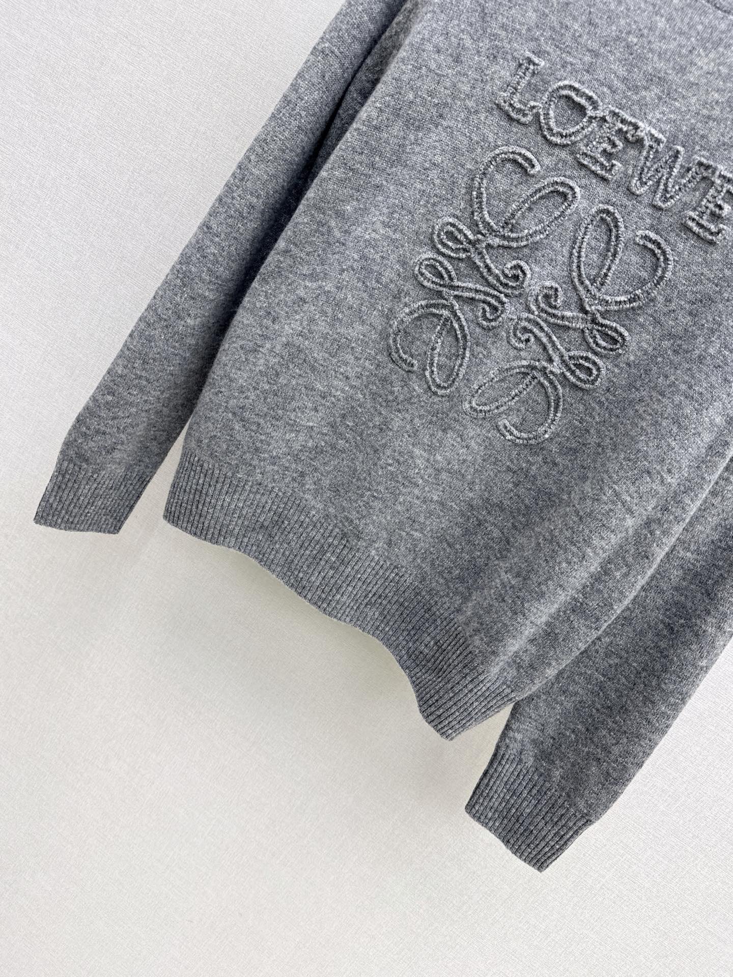 Loe 26fw embroidery sweater