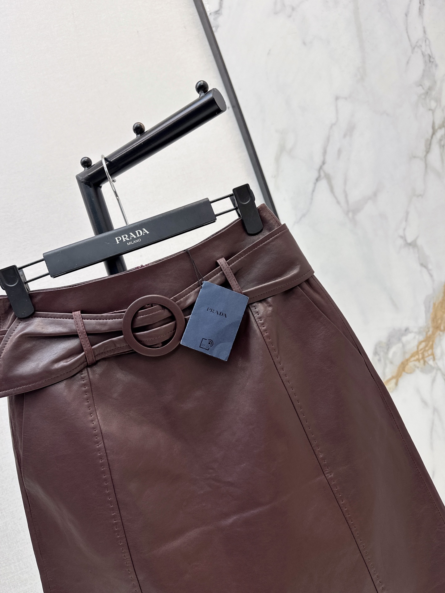 Pra 26fw leather belted skirt