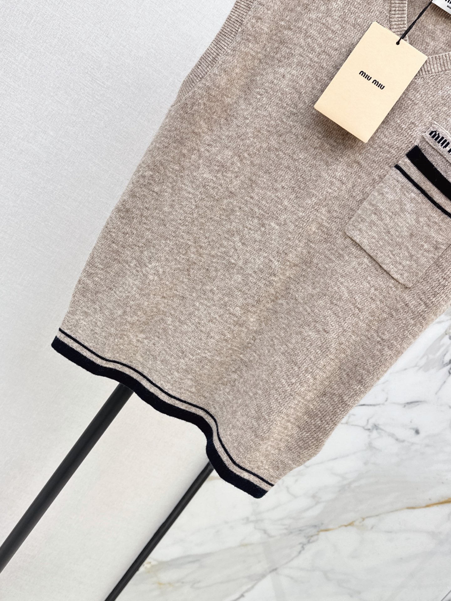 Miu 26fw knit vest