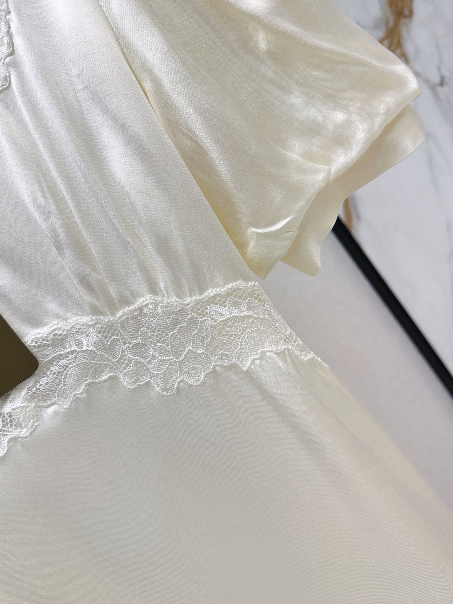 ES 26ss lace trim top