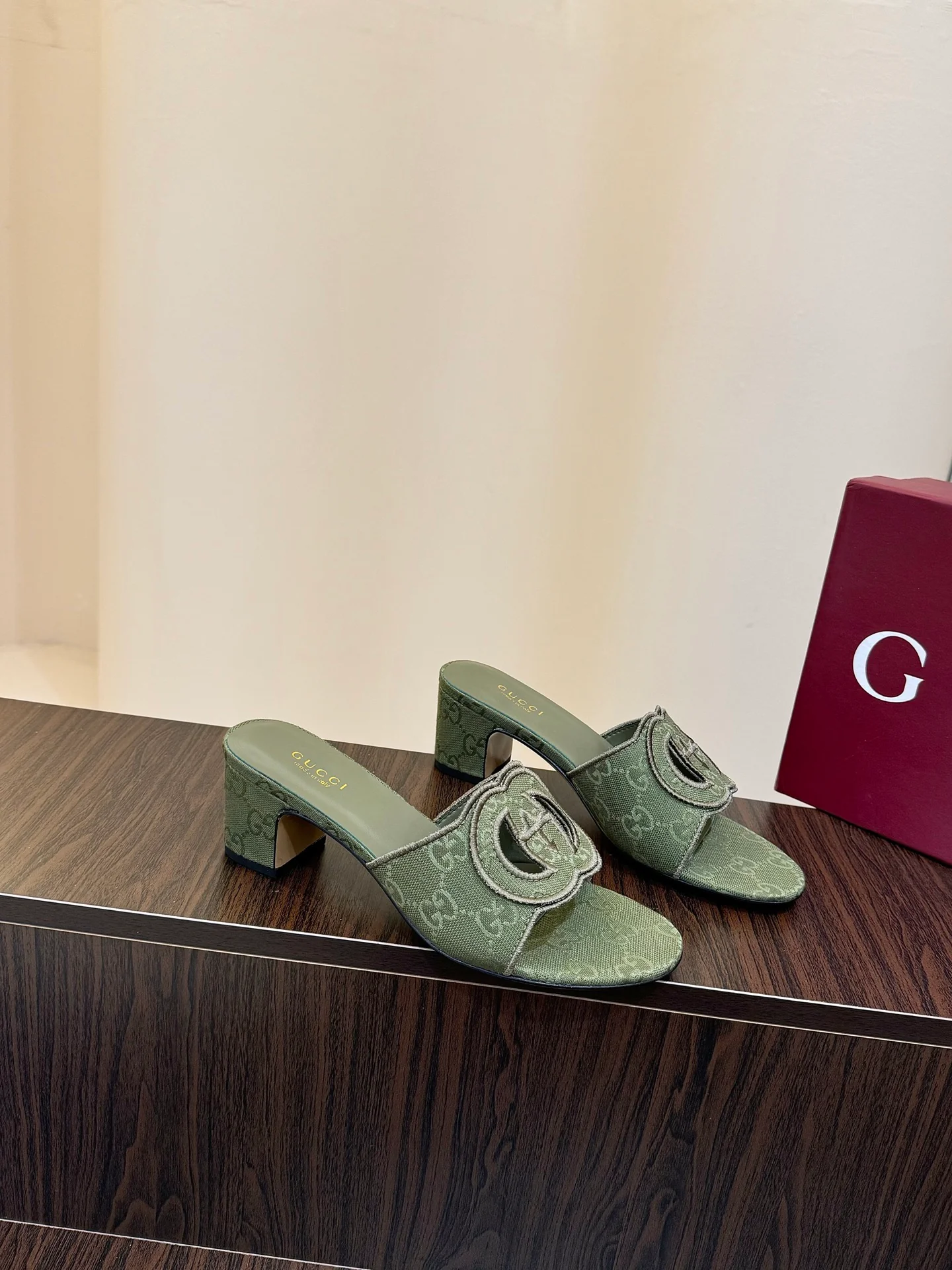 Gucc 25fw slide sandals