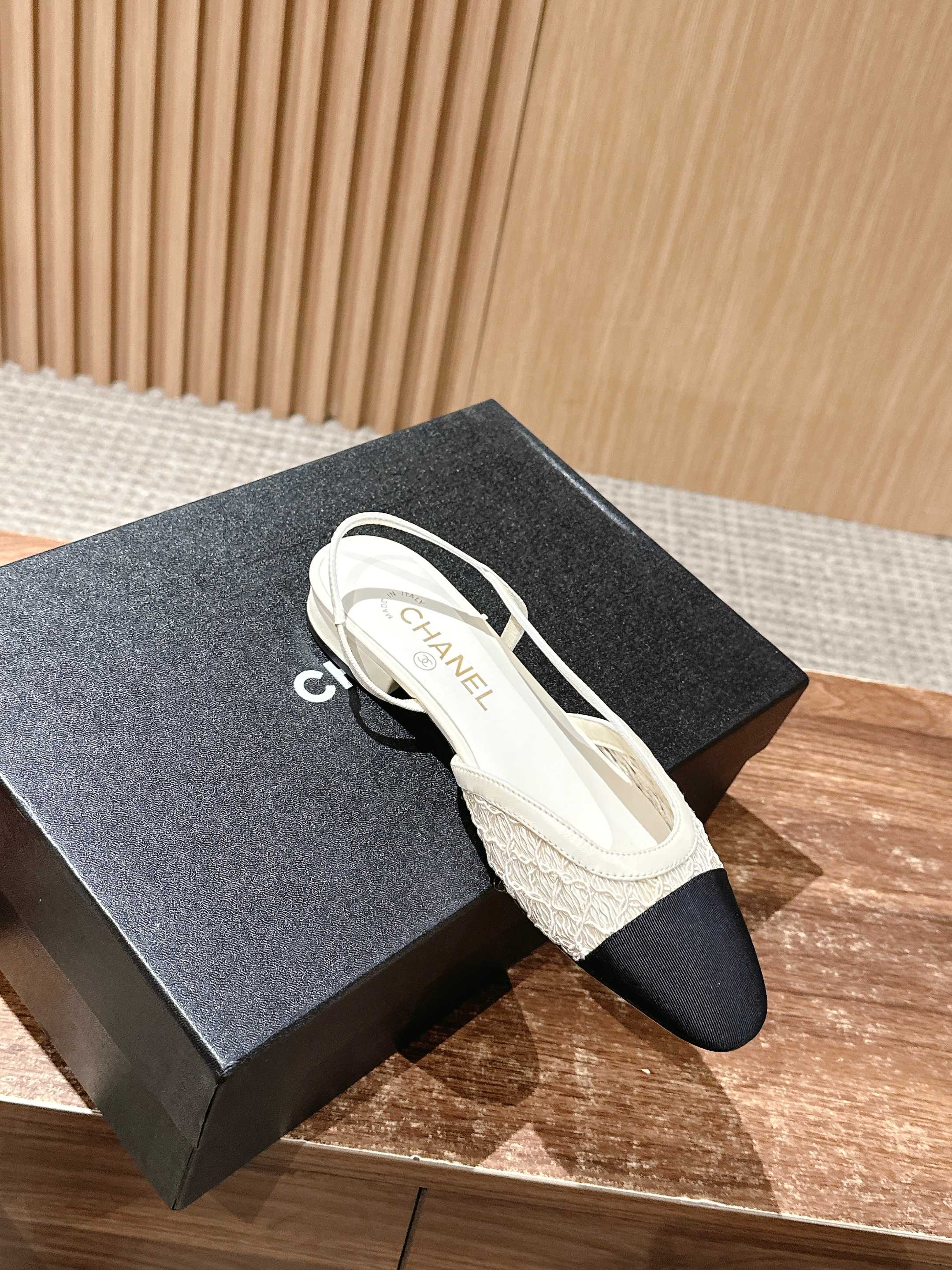 Chan 25fw lace slingback flats
