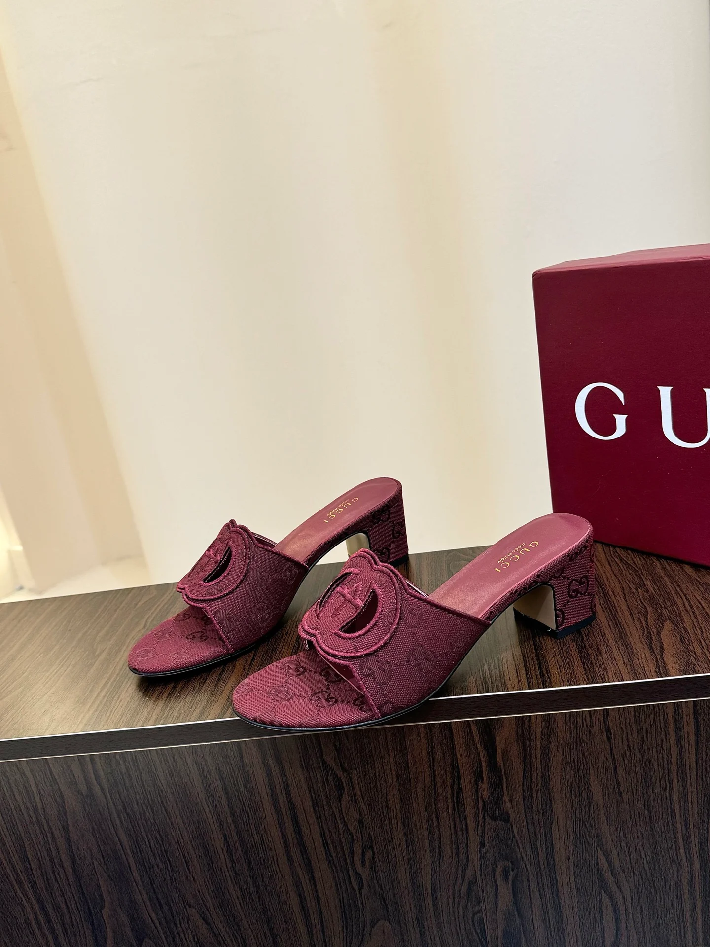 Gucc 25fw slide sandals