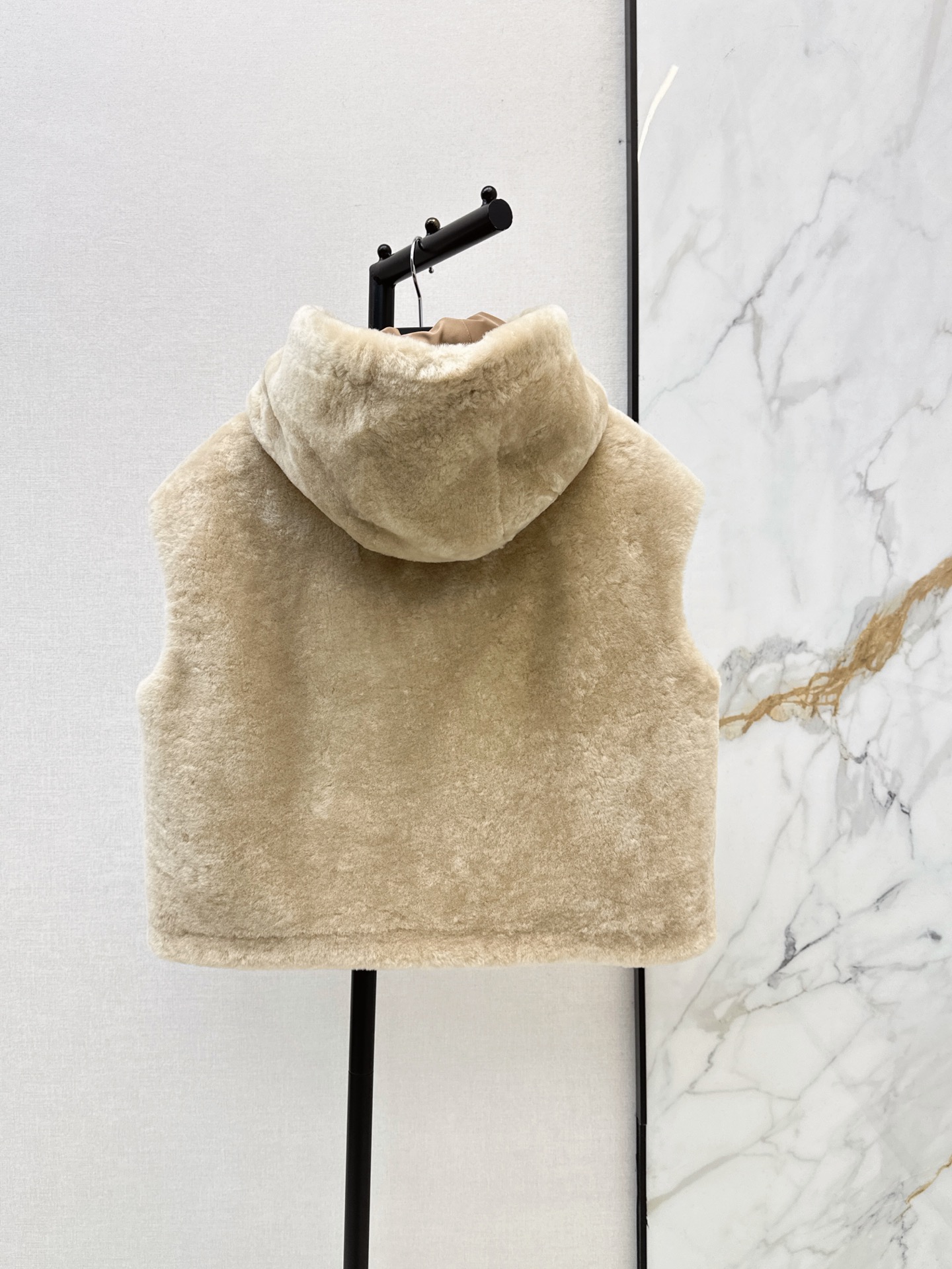 Pra 26fw faux-fur hooded vest jacket