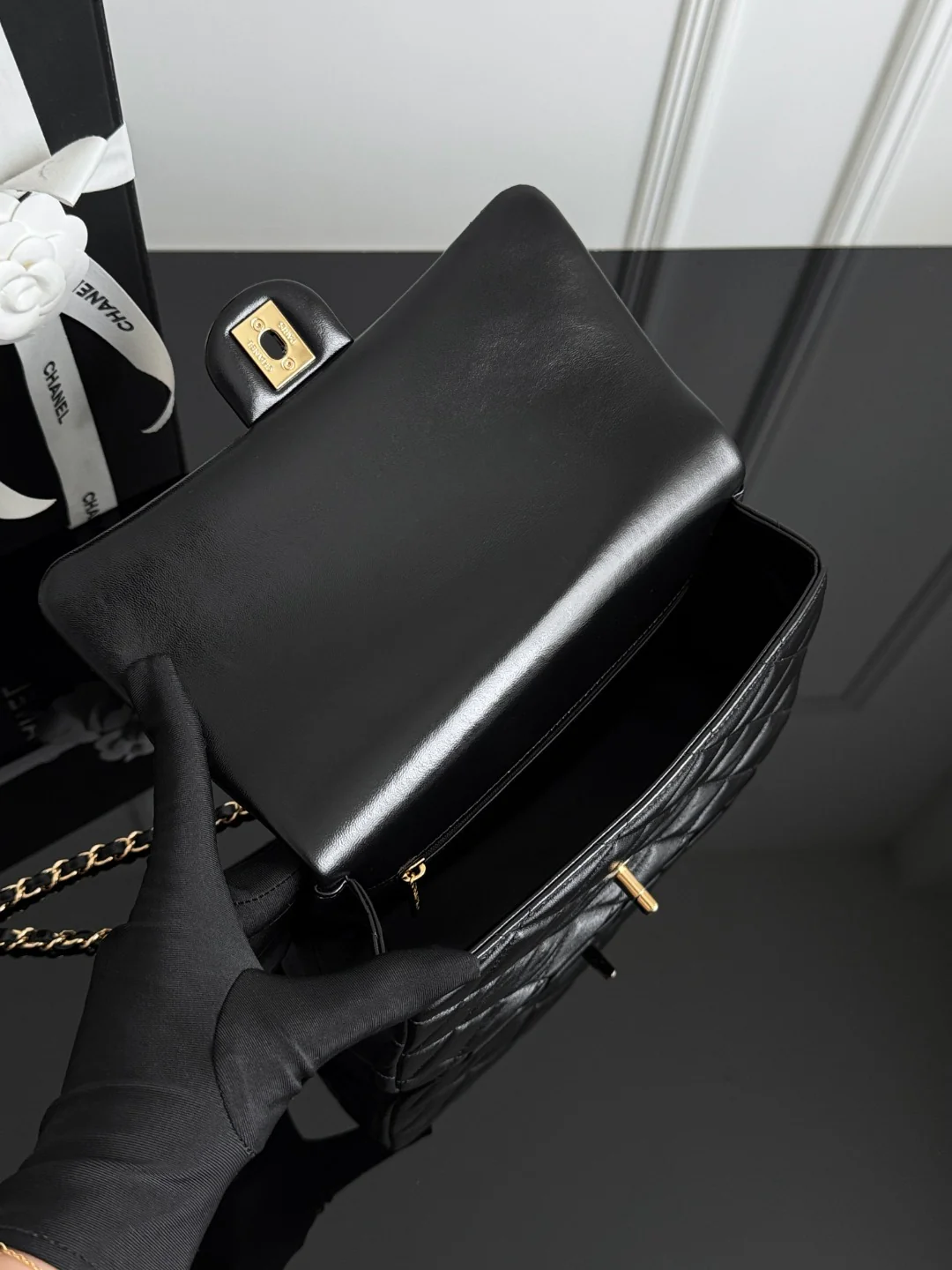 Chan 24B twist handle shoulder bag