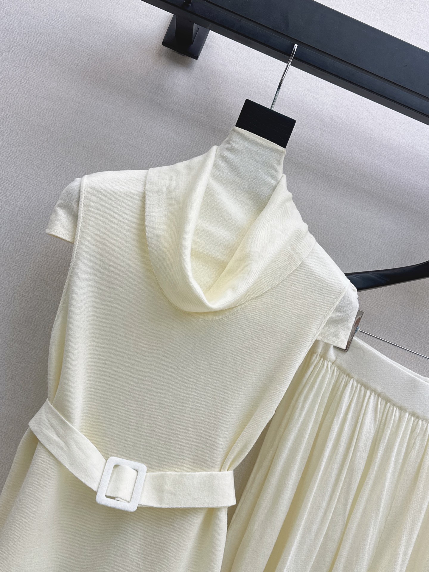 Her 26fw belted knit sleeveless top pants sets