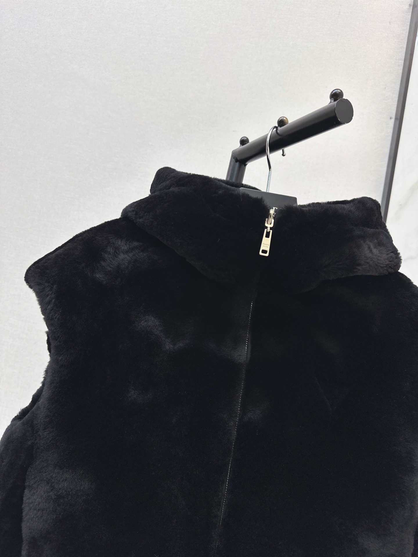 Pra 26fw faux-fur hooded vest jacket