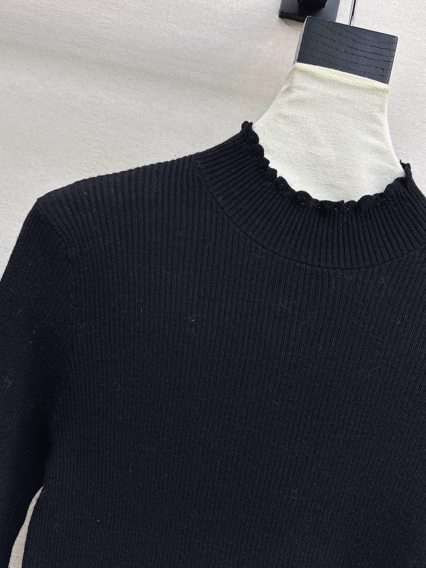 ES 26fw ruffle basic tee
