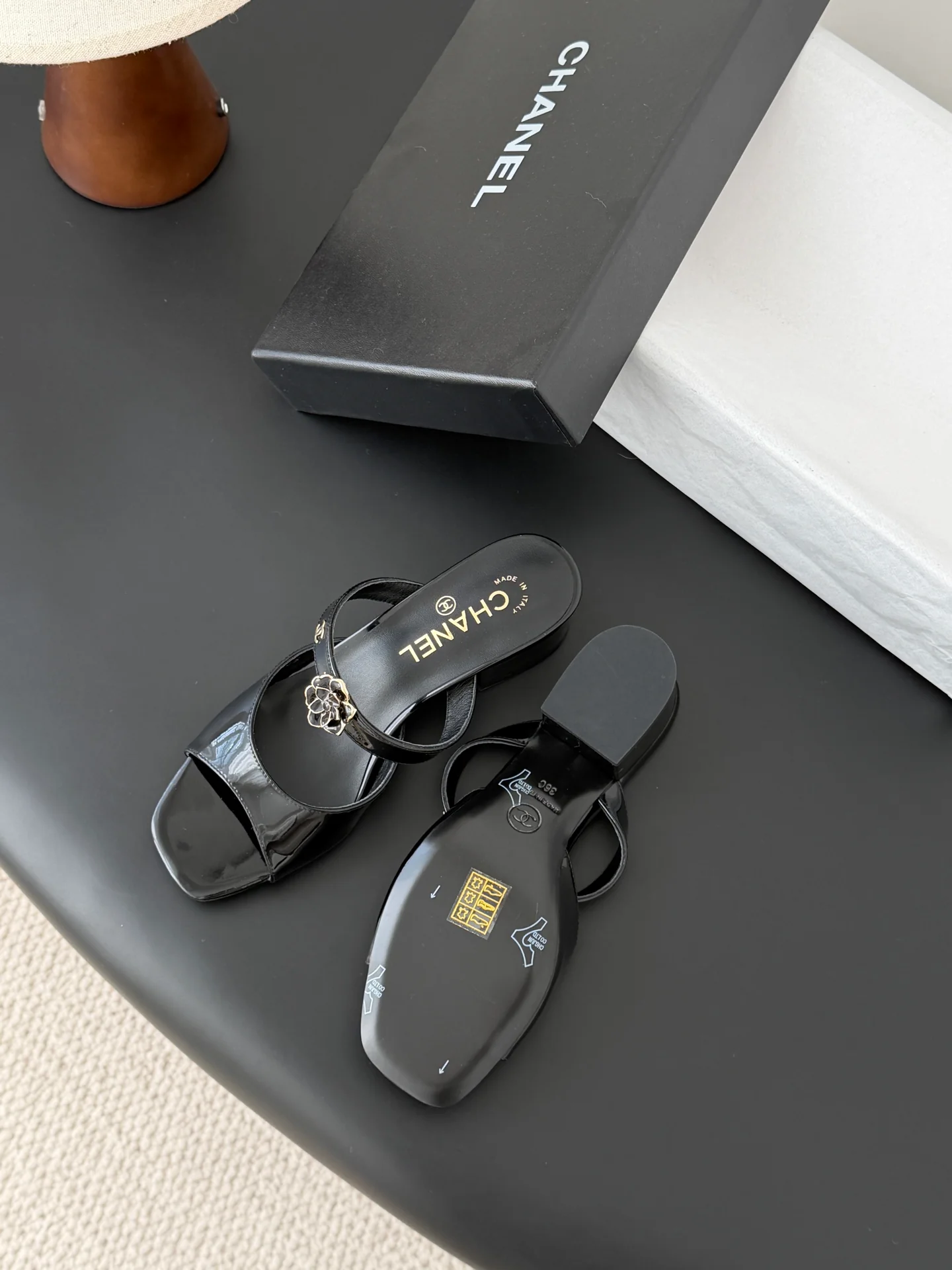 Chan 26ss camellia leather sandals
