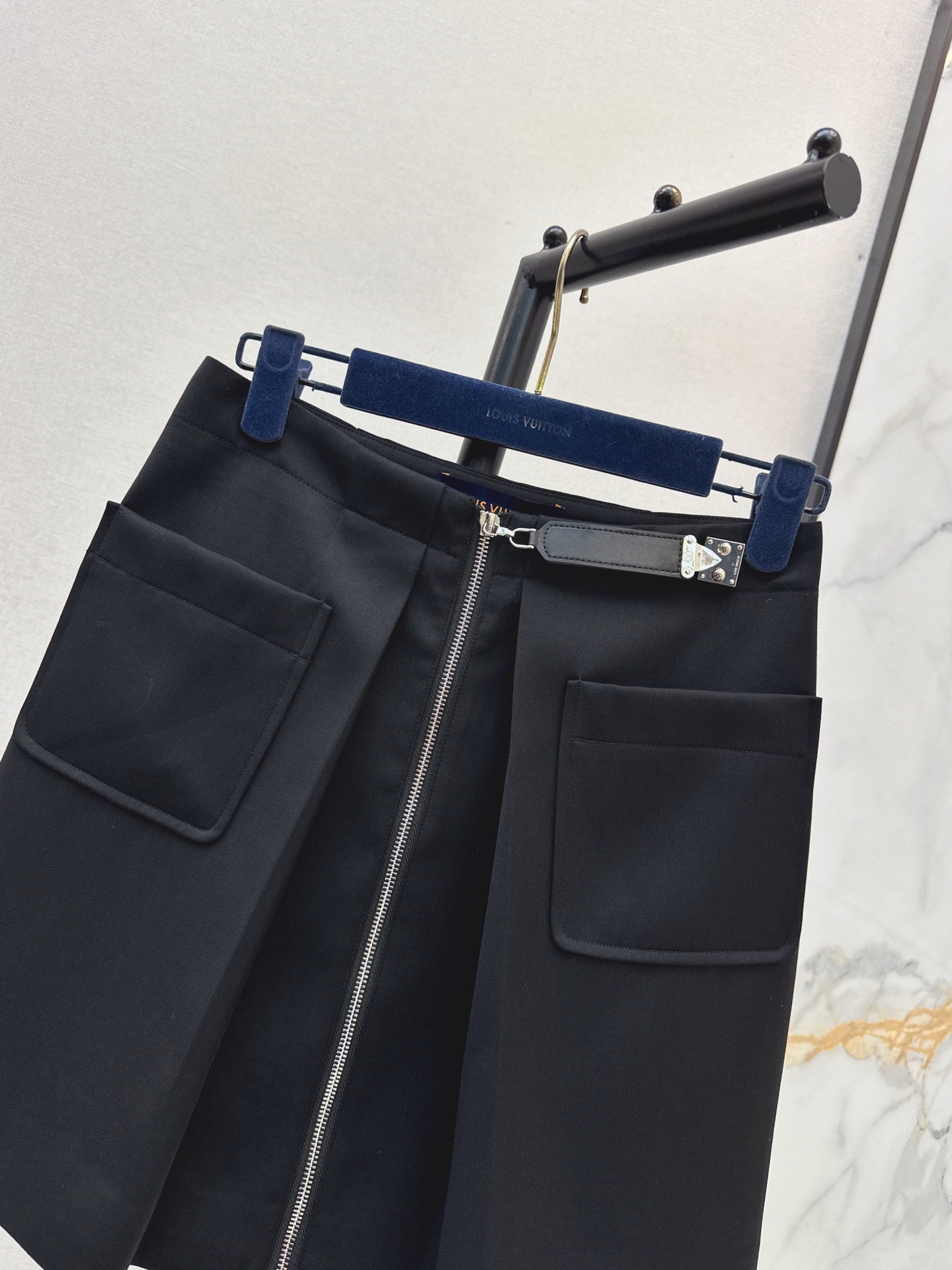 Loui 26fw zipper skirt