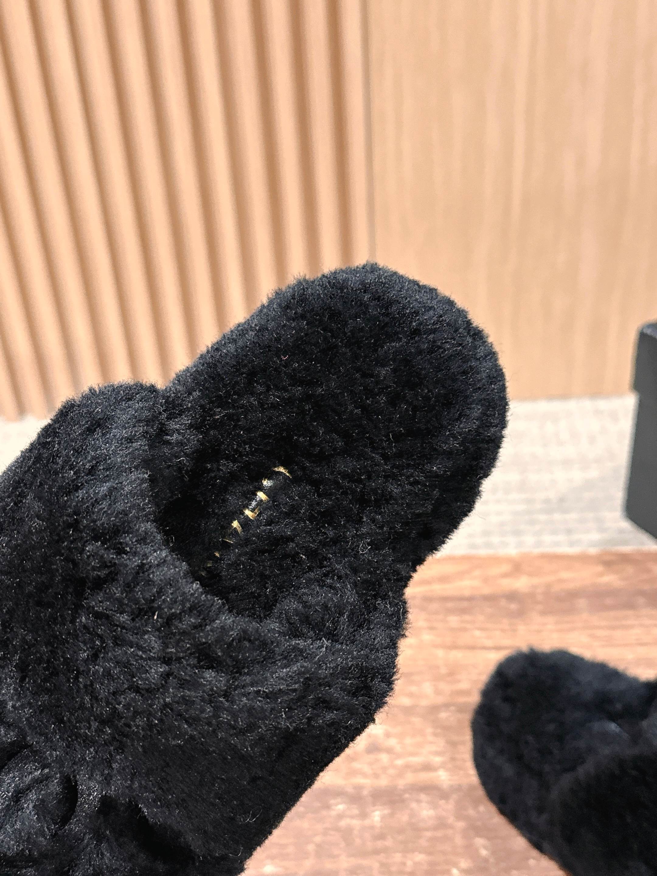 Chan 25fw fluffy slippers