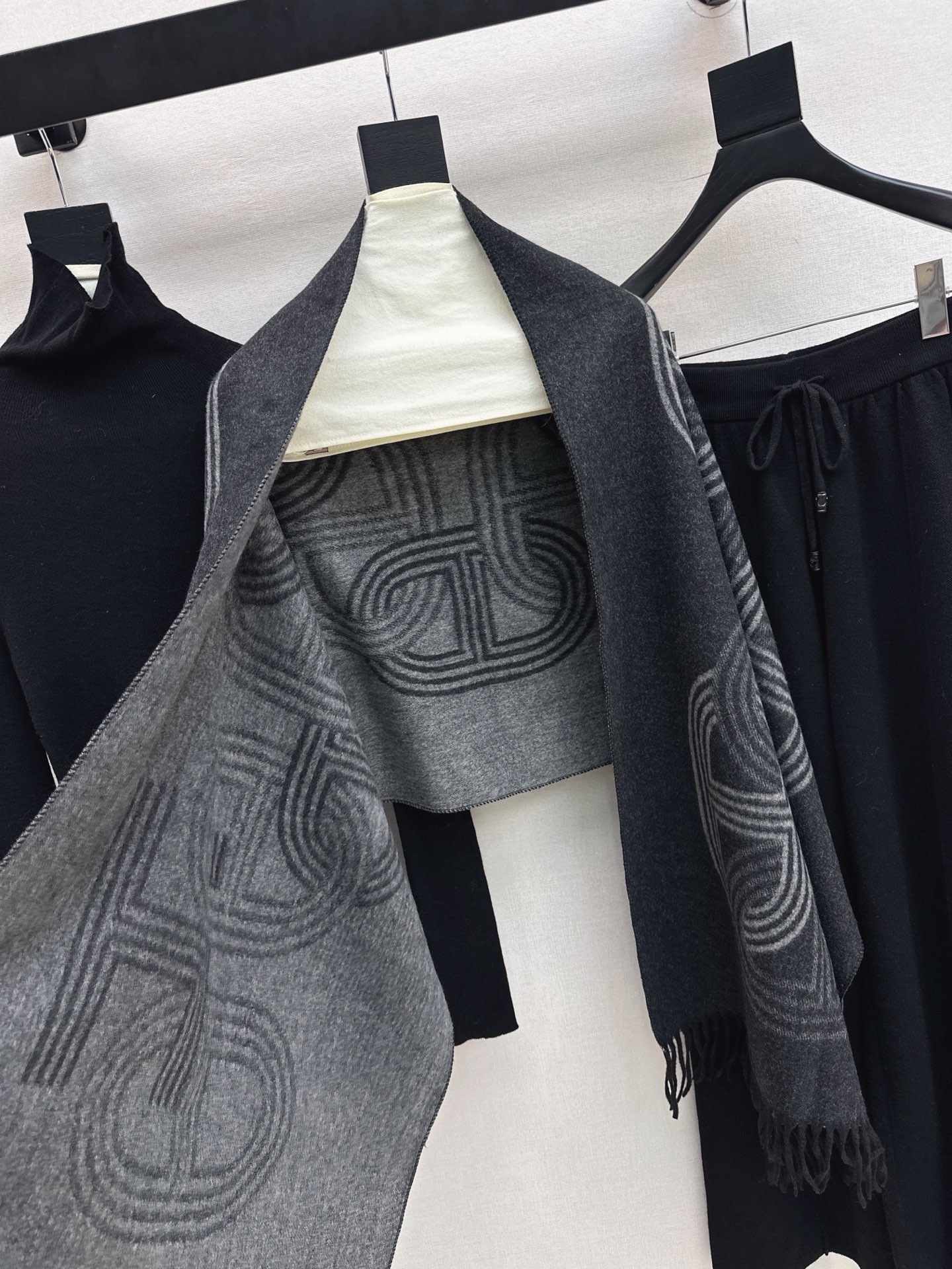 Her 26fw knit knitwear shawls pants sets