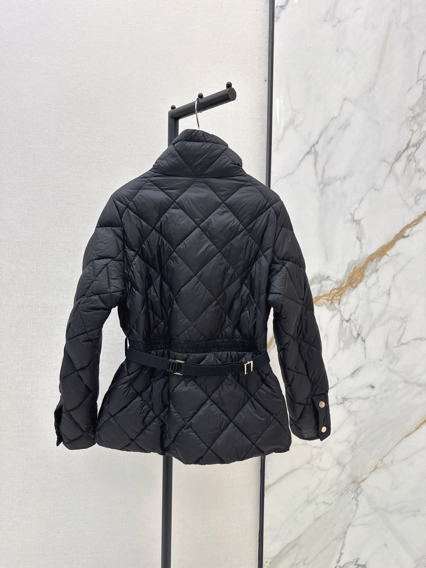 Max 26fw stand-collar belted down jacket