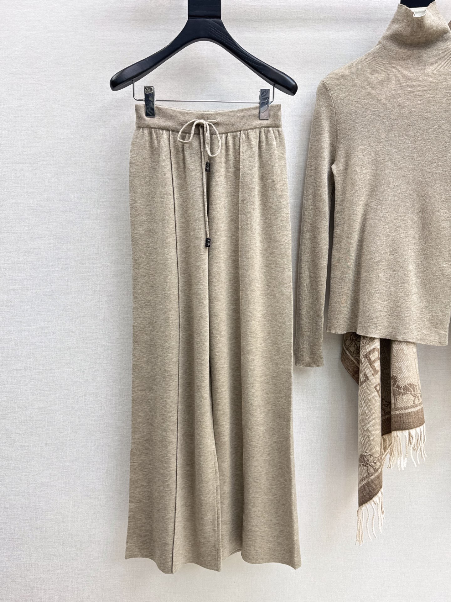 Her 26fw knit shawls basic tee pants sets