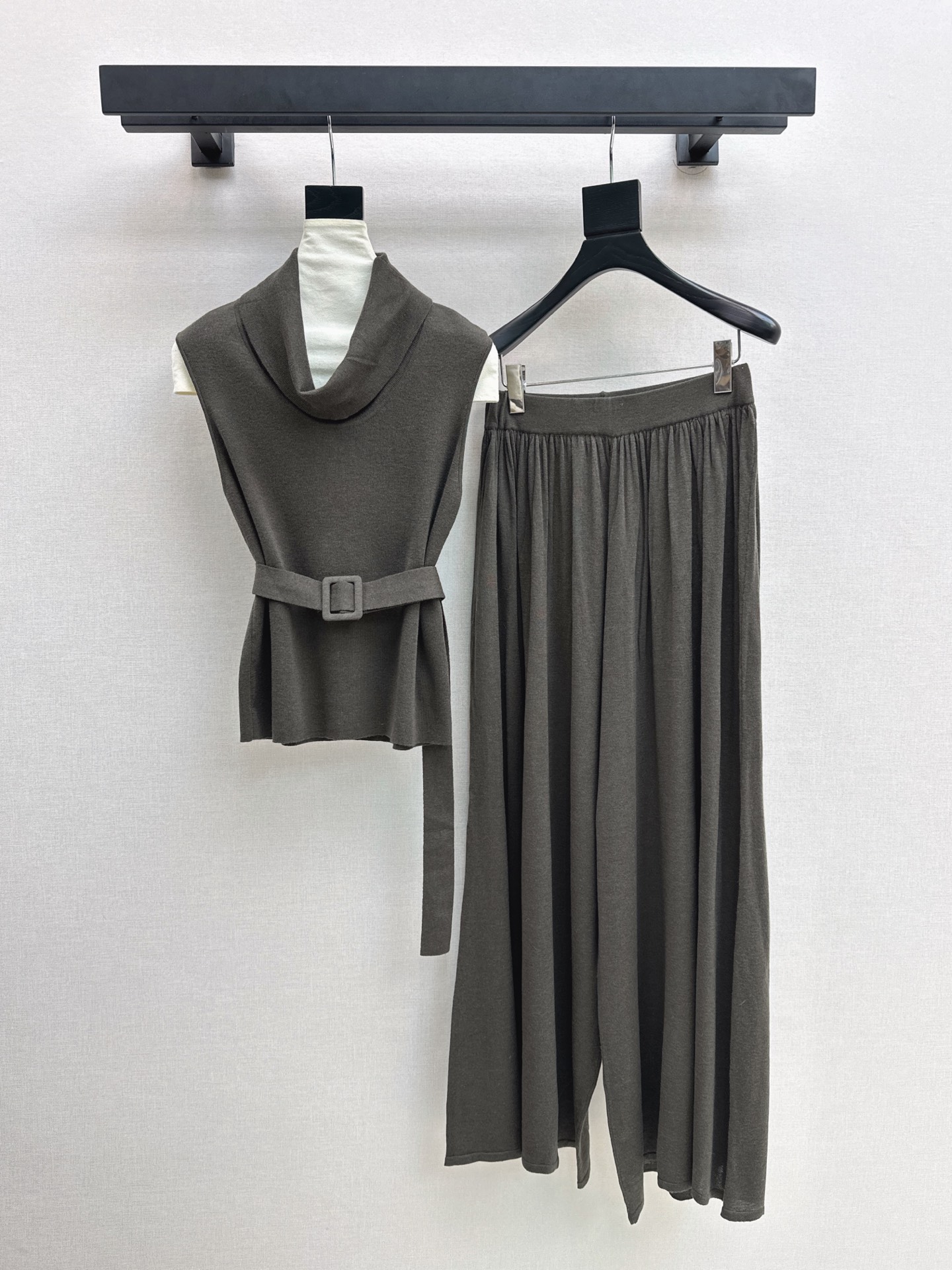 Her 26fw belted knit sleeveless top pants sets