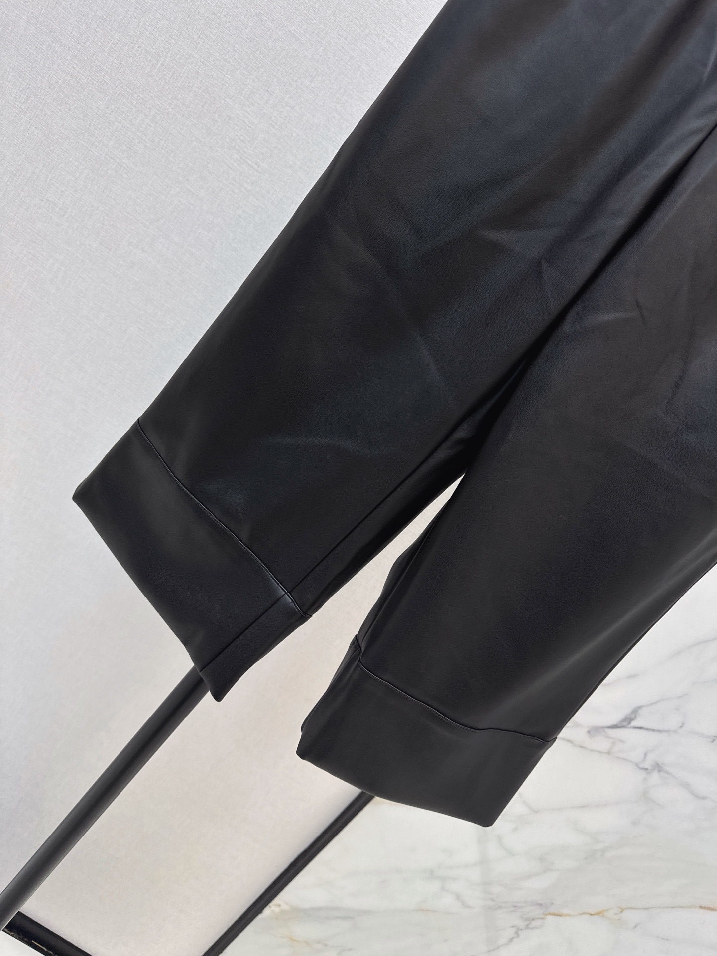 Loui 26fw pu cropped pants