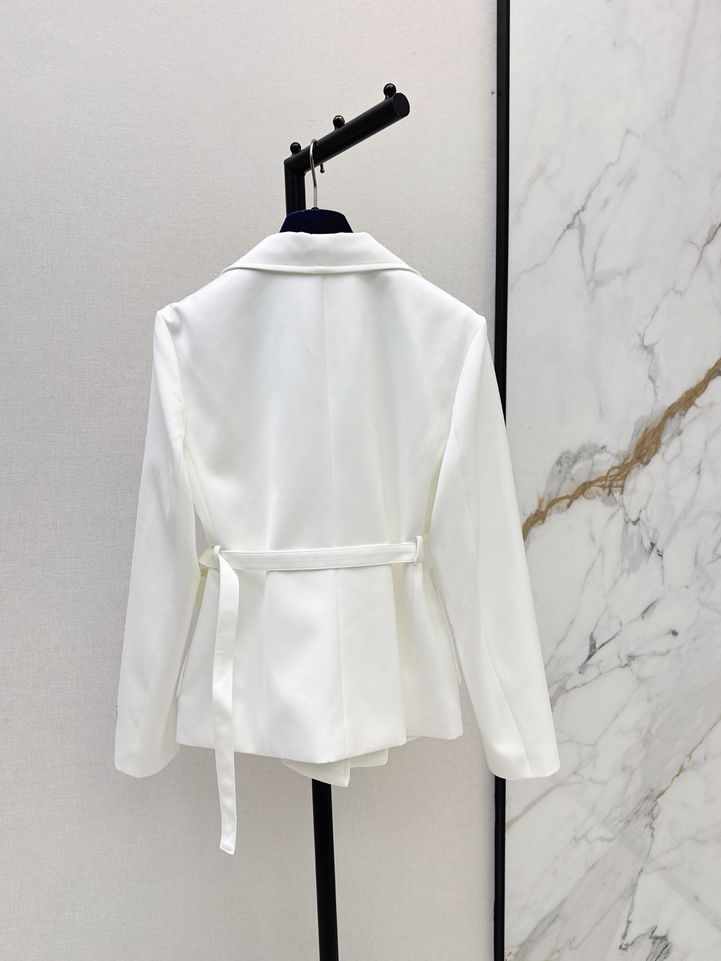 Loui 26fw hardware-strap belted blazer