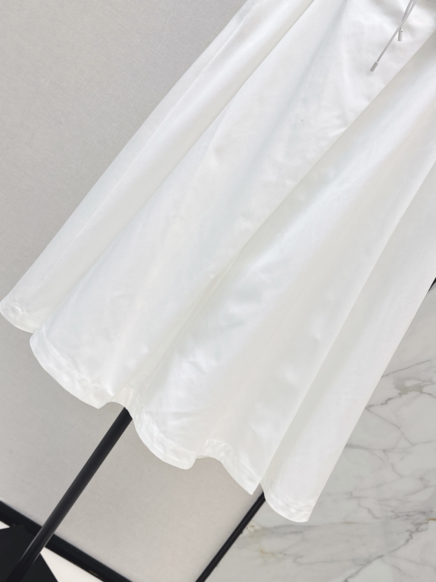 Loe 26ss belted pleated skirt
