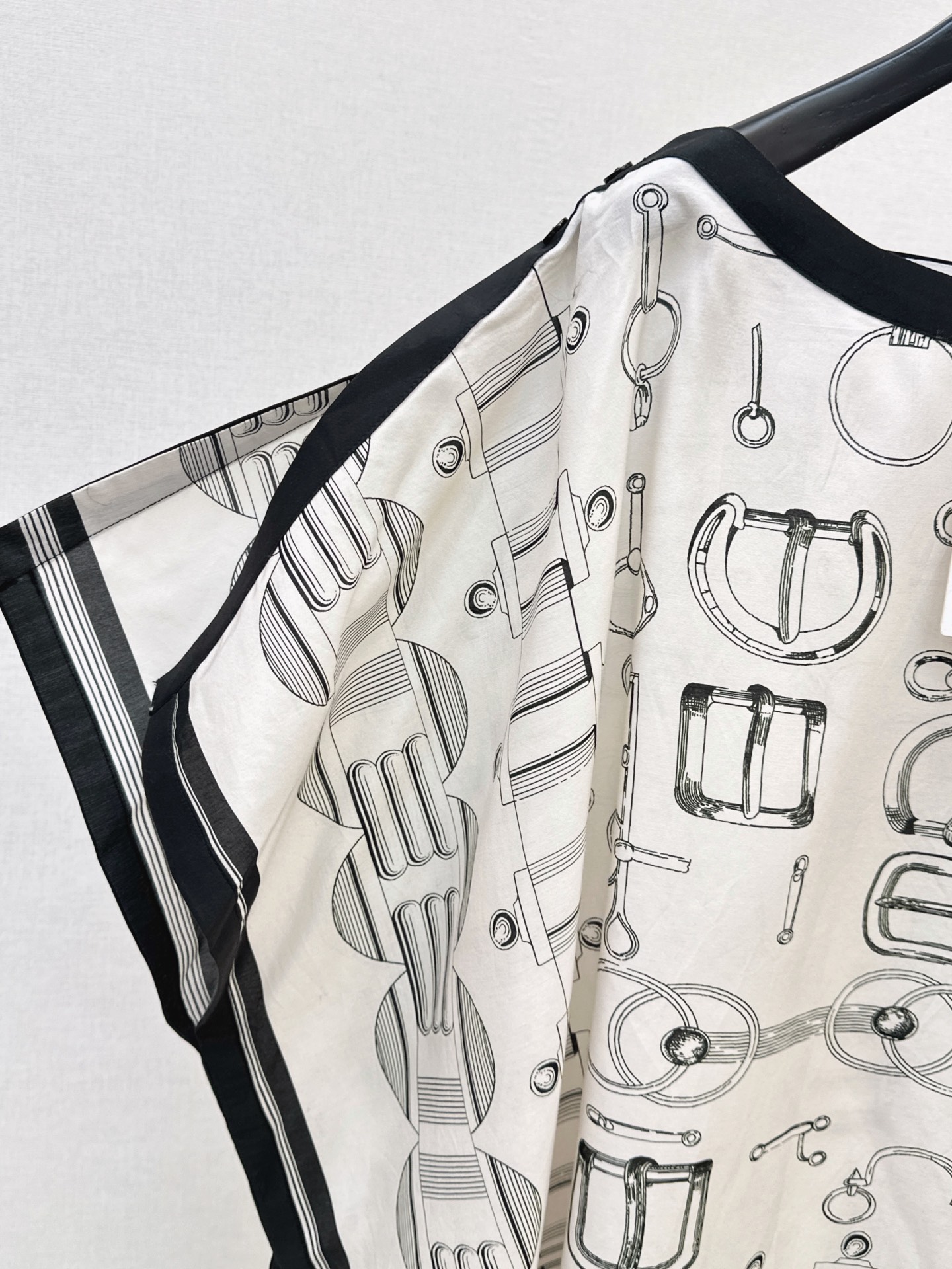 Her 26fw print silk cape