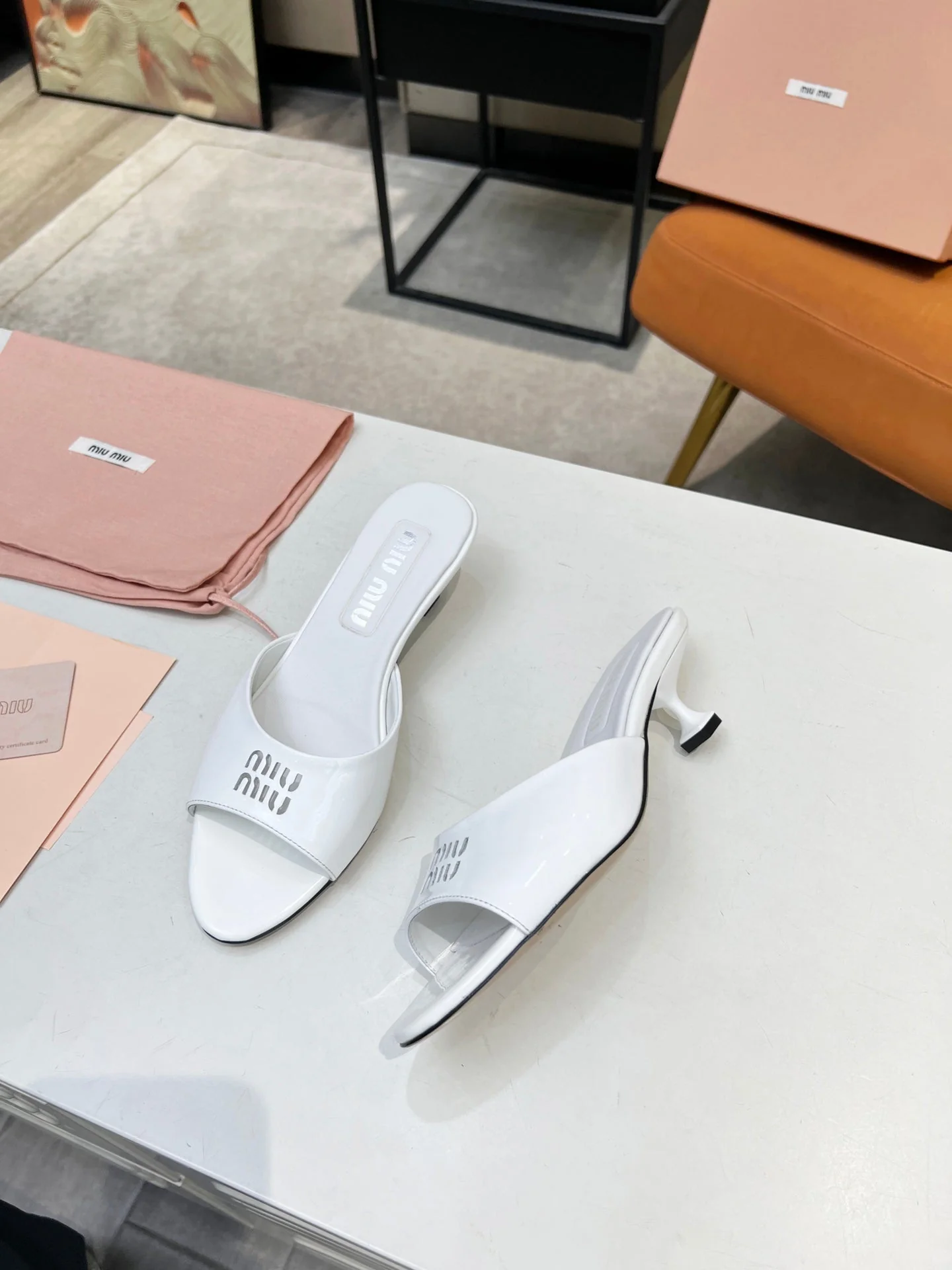 M LEATHER SLIPPERS