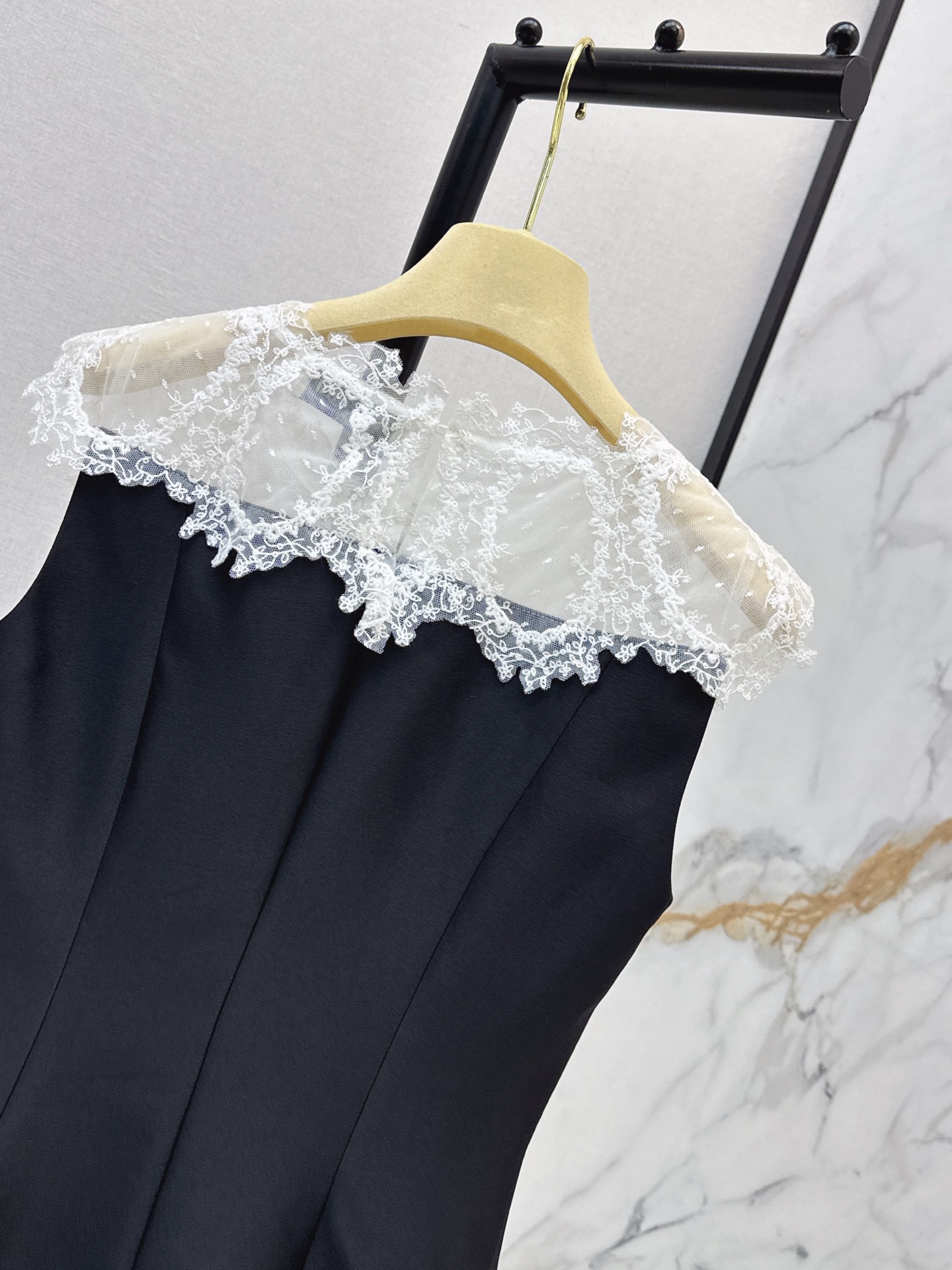 Miu 26ss lace contract dress