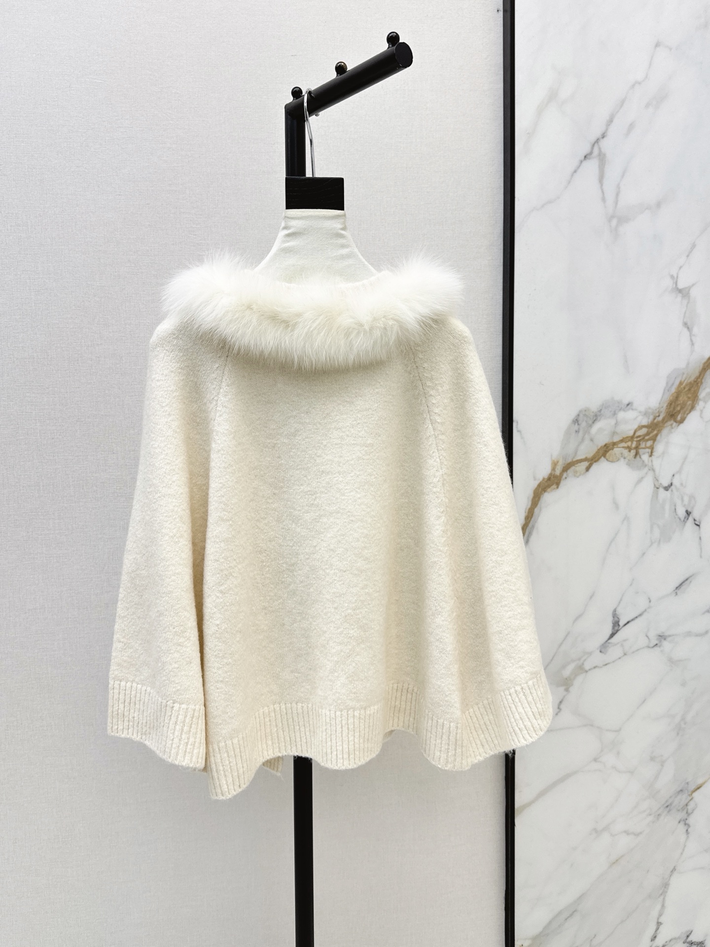 Fen 26fw fur-trim knit cape jacket