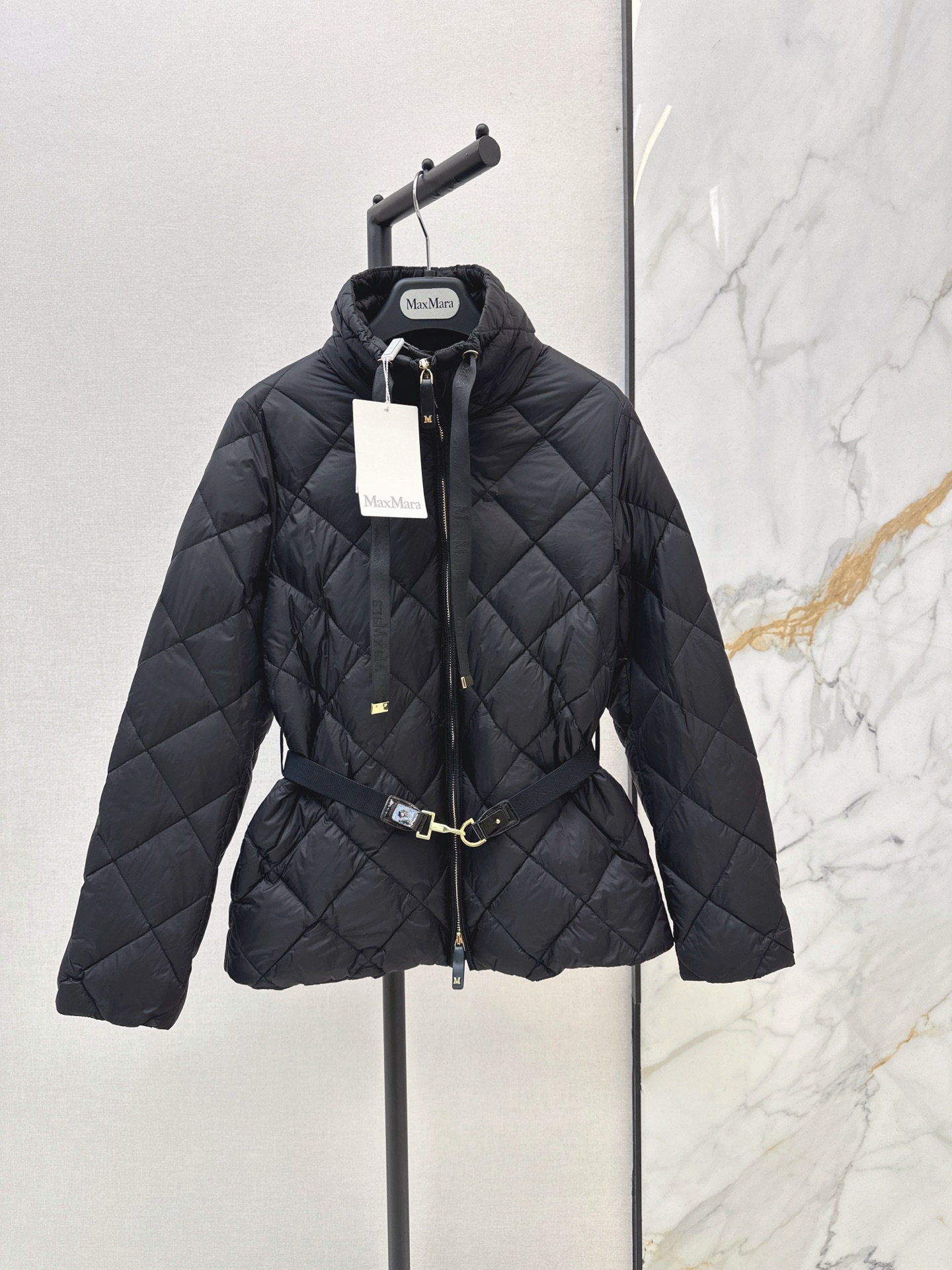 Max 26fw stand-collar belted down jacket