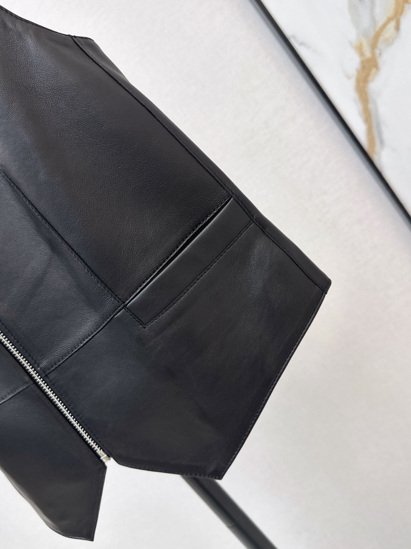 Her 26fw lether vest jacket