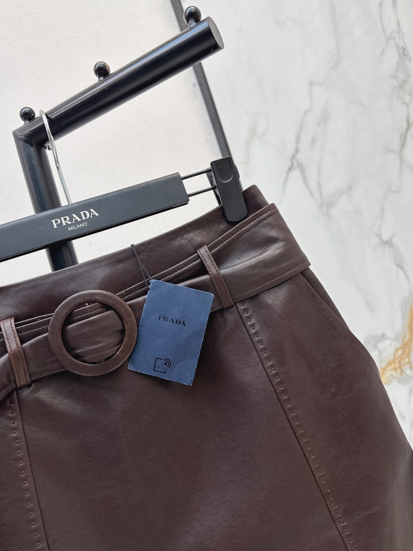 Pra 26fw leather belted skirt
