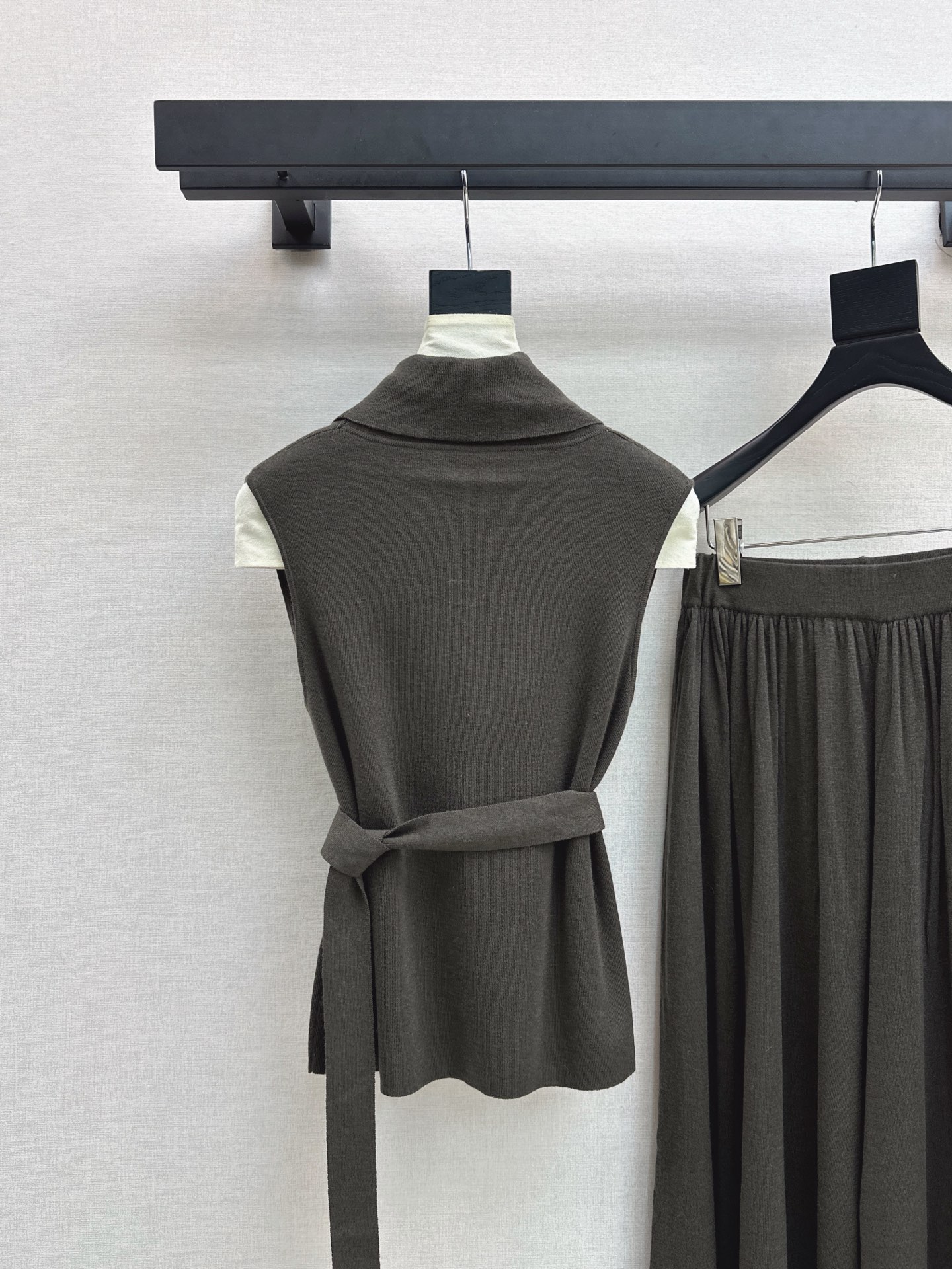 Her 26fw belted knit sleeveless top pants sets