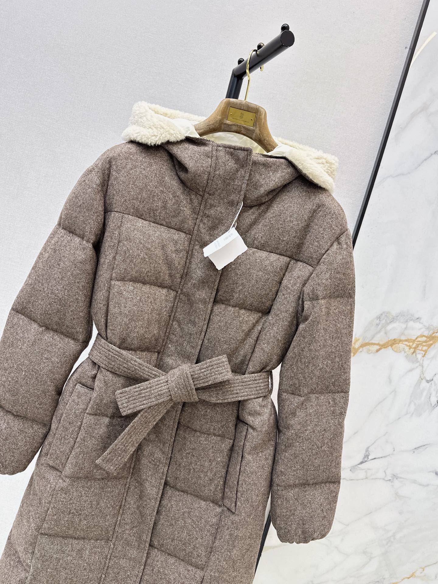 Brun 26fw hooded belted down jacket