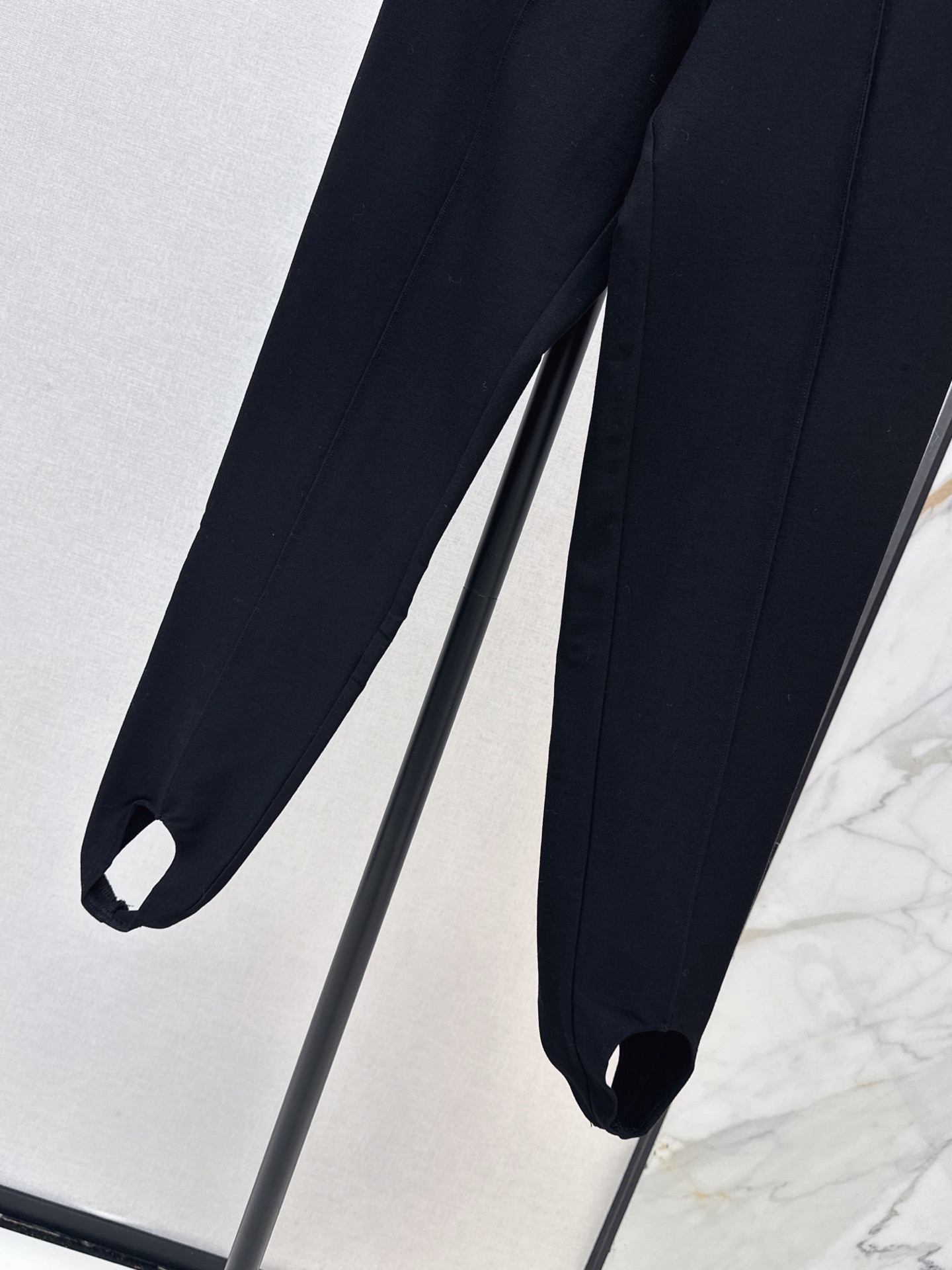 Loe 26fw stirrup pants