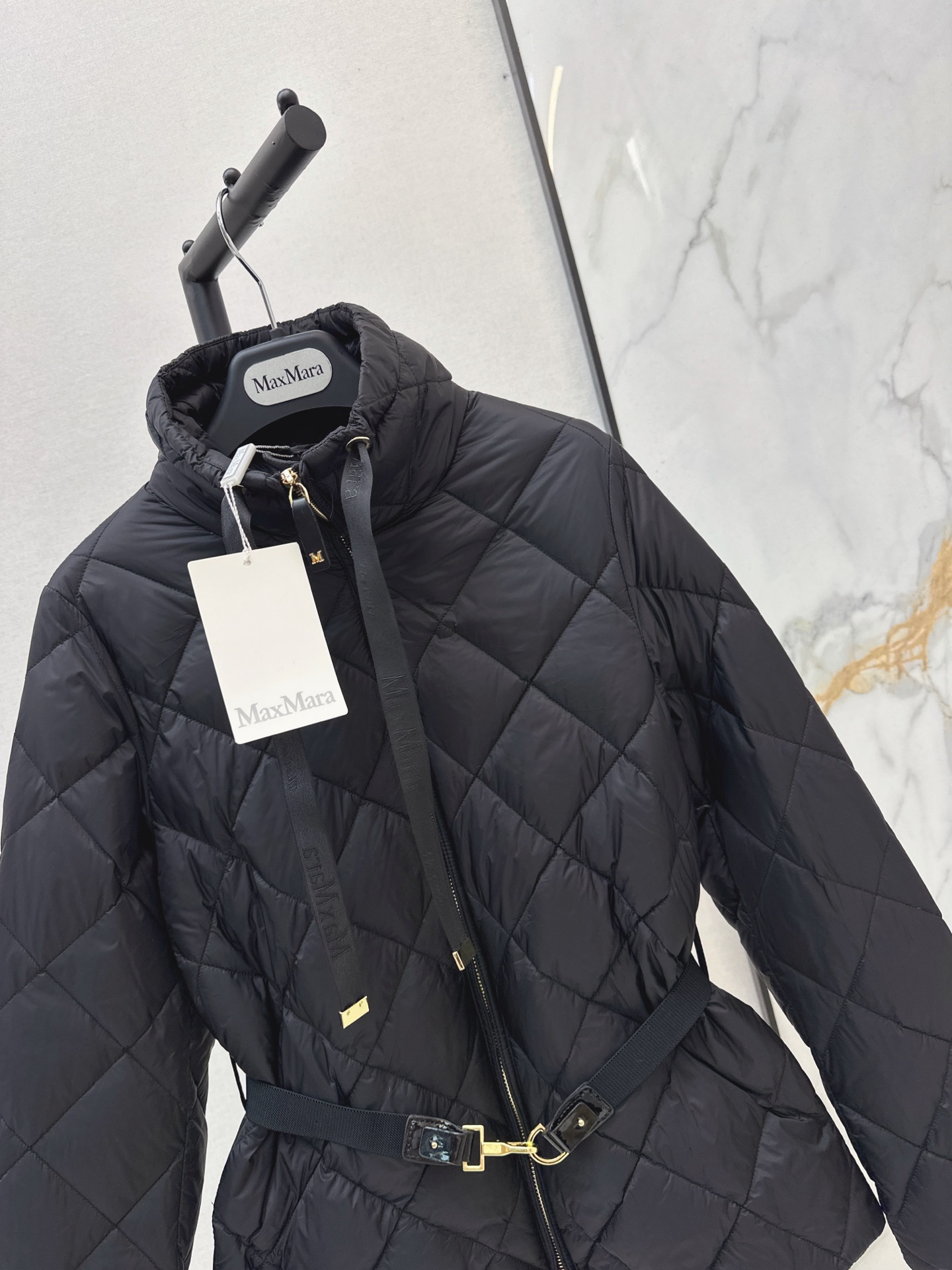 Max 26fw stand-collar belted down jacket