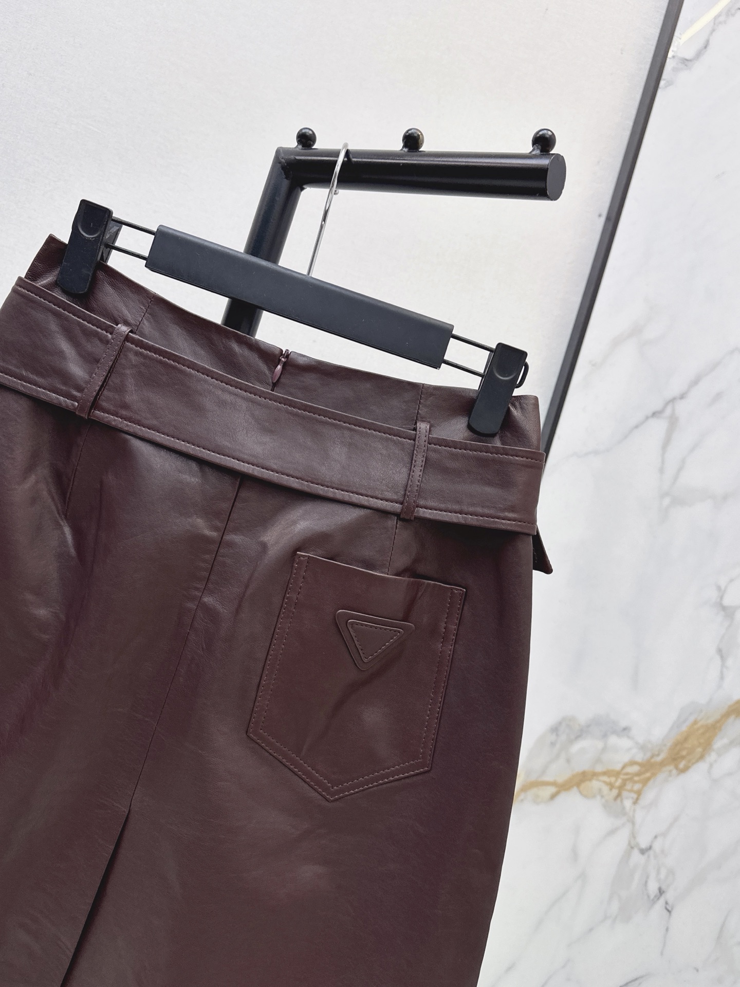 Pra 26fw leather belted skirt