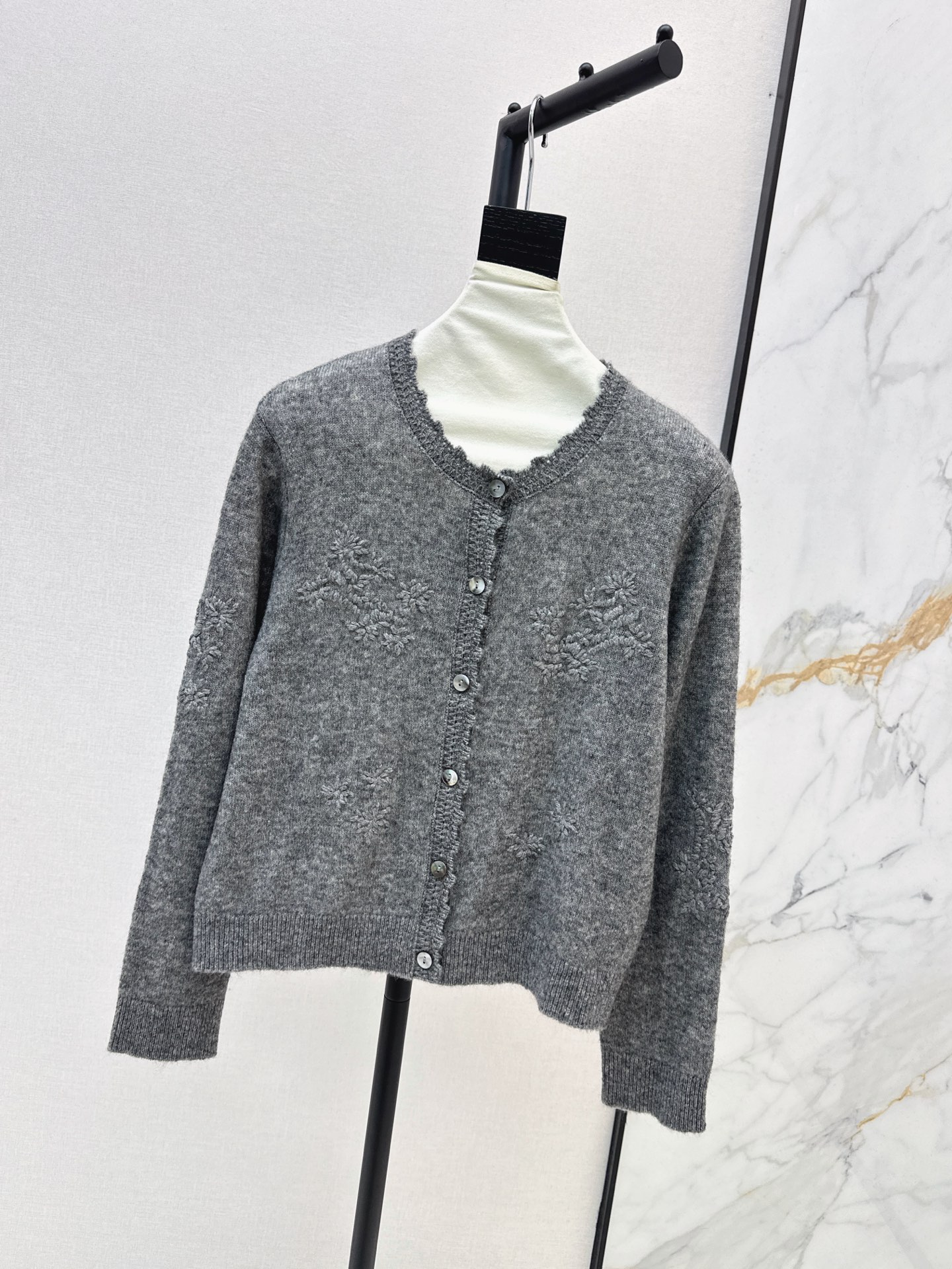 ES 26fw embroidery knit cardigan