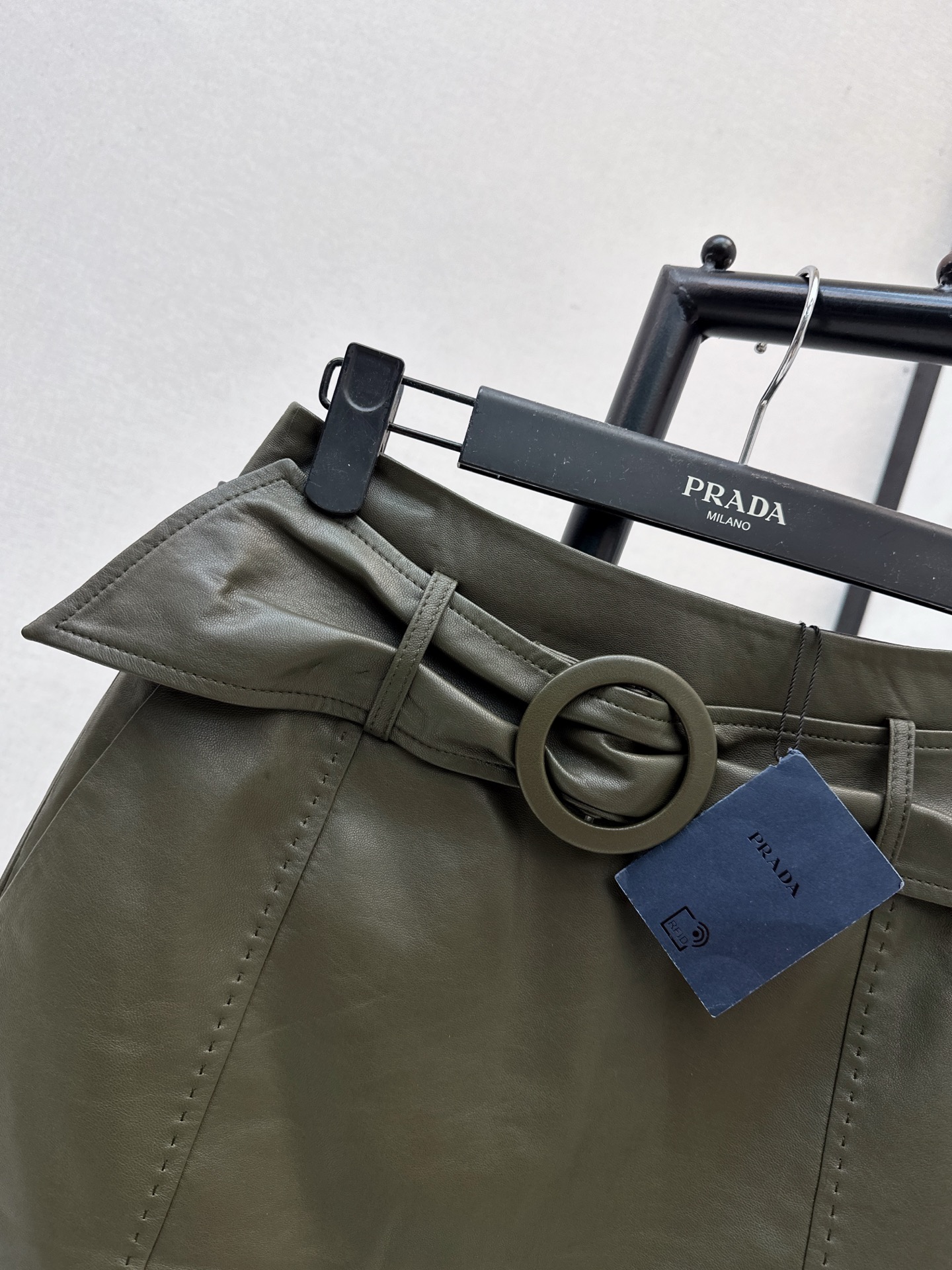 Pra 26fw leather belted skirt