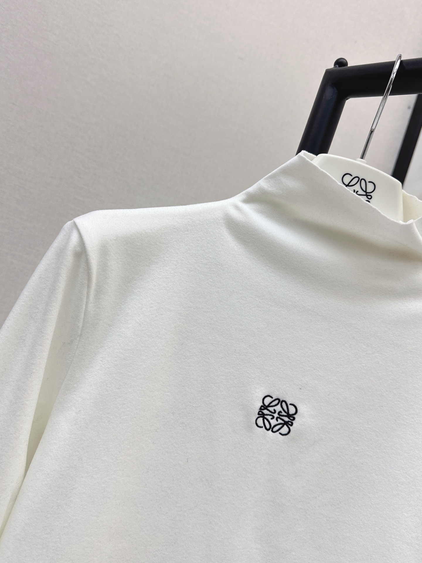 Loe 26fw high neck basic tee
