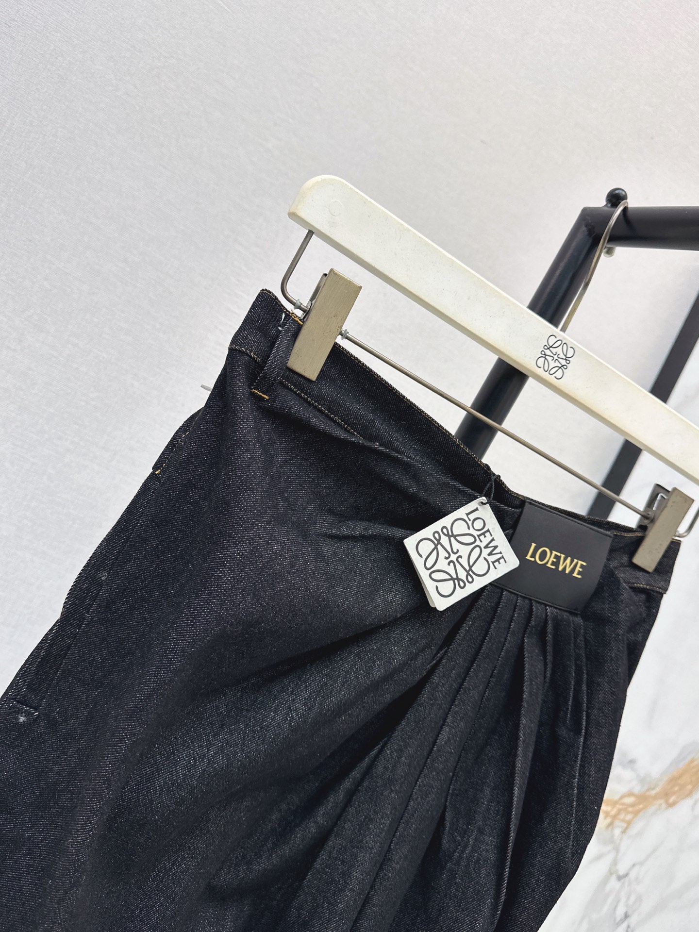 Loe 26fw asymmetric pleated wide-leg jeans