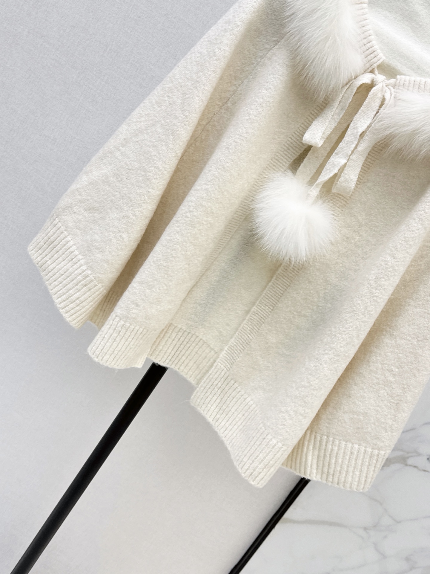 Fen 26fw fur-trim knit cape jacket