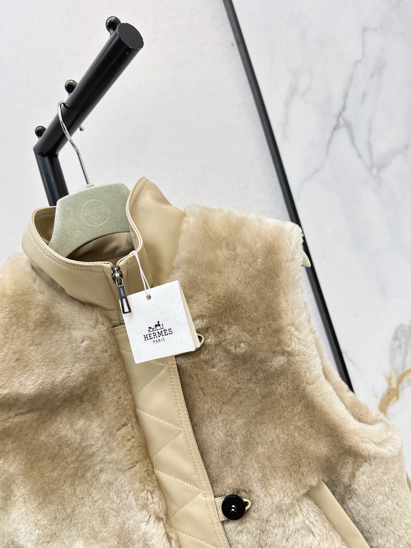 Her 26fw fur lether vest jacket
