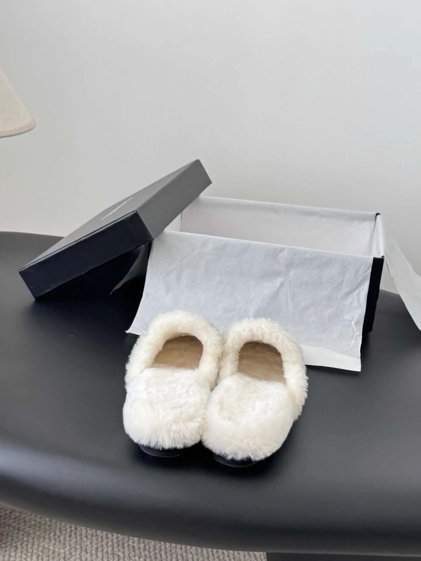 Chan 25fw fluffy slippers