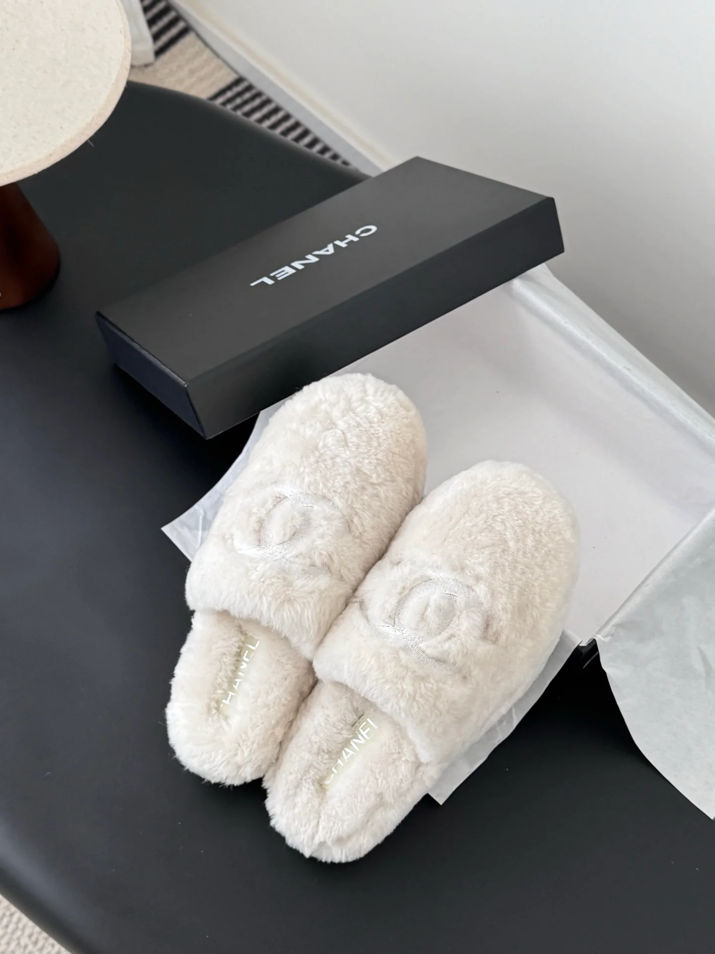 Chan 25fw fluffy slippers