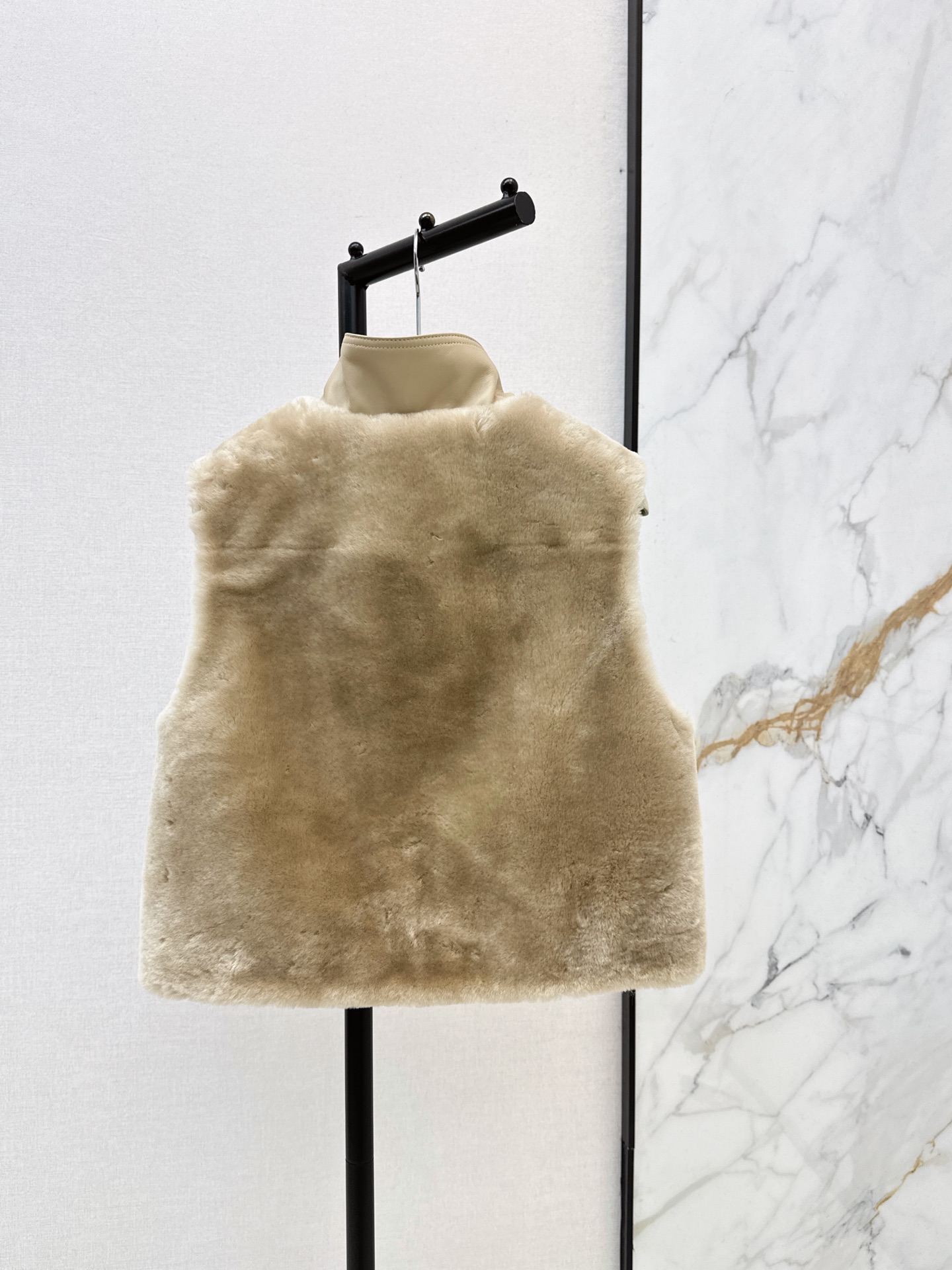 Her 26fw fur lether vest jacket