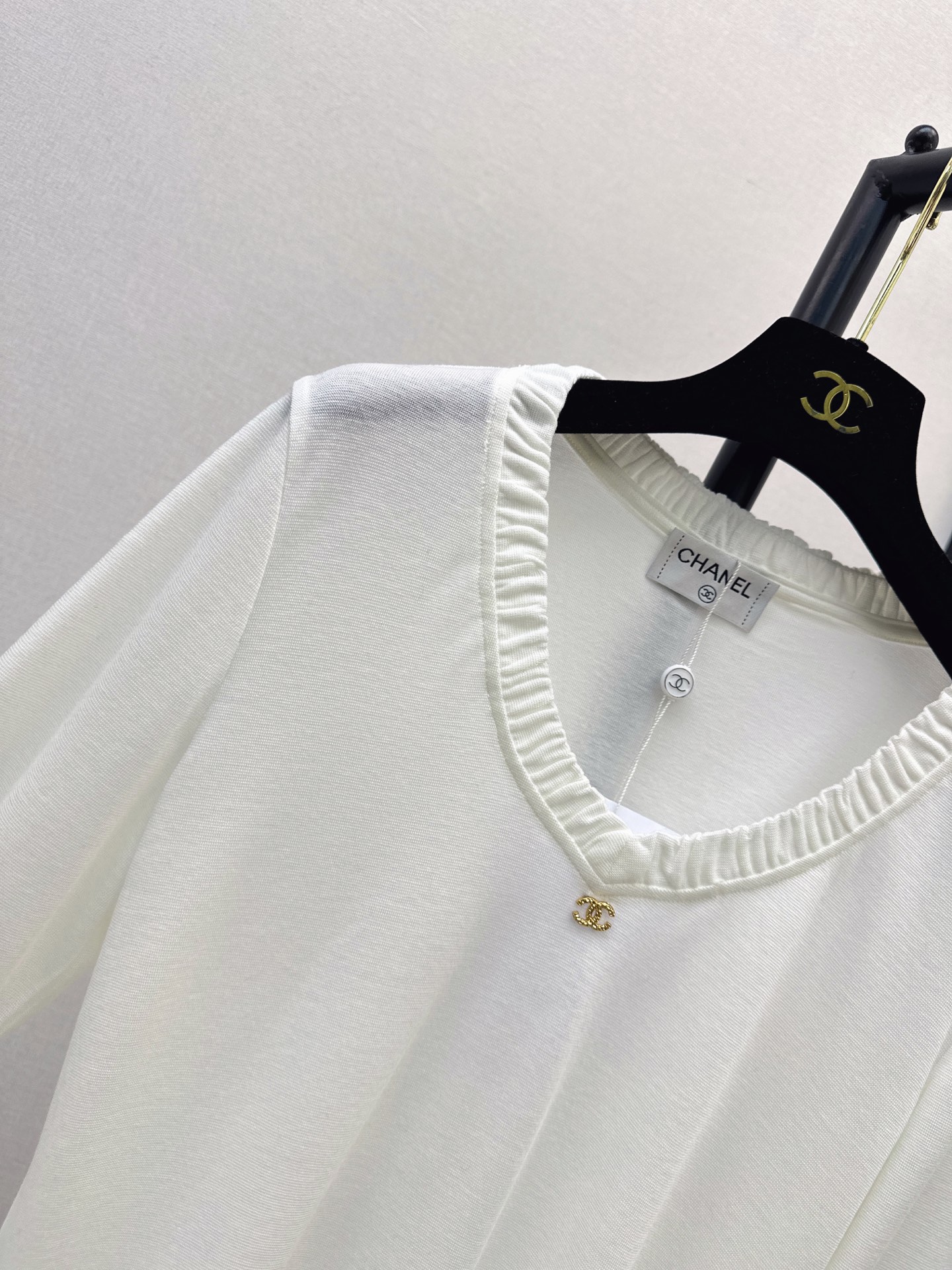 Chan 26fw ruffle basic tee