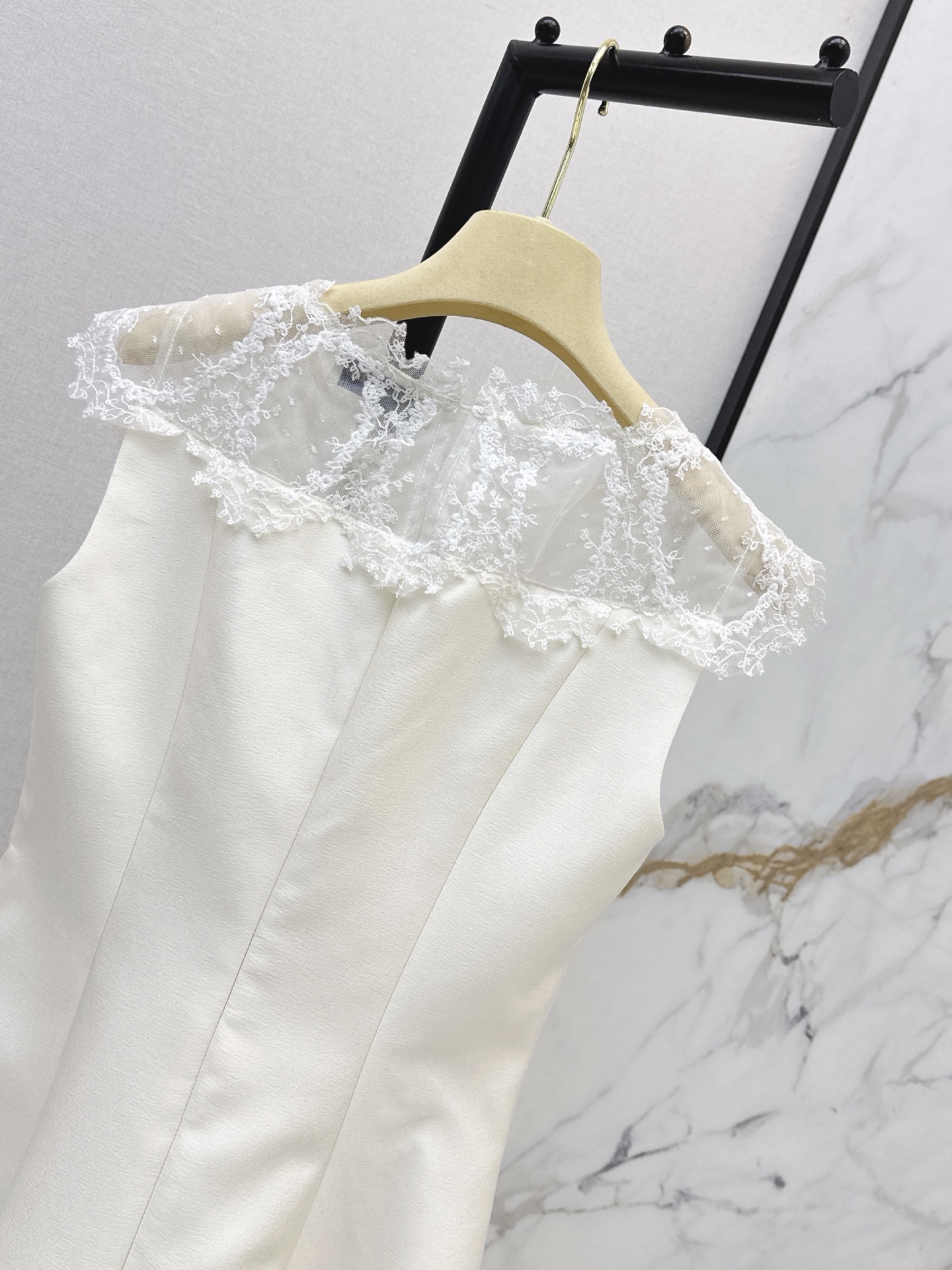 Miu 26ss lace contract dress