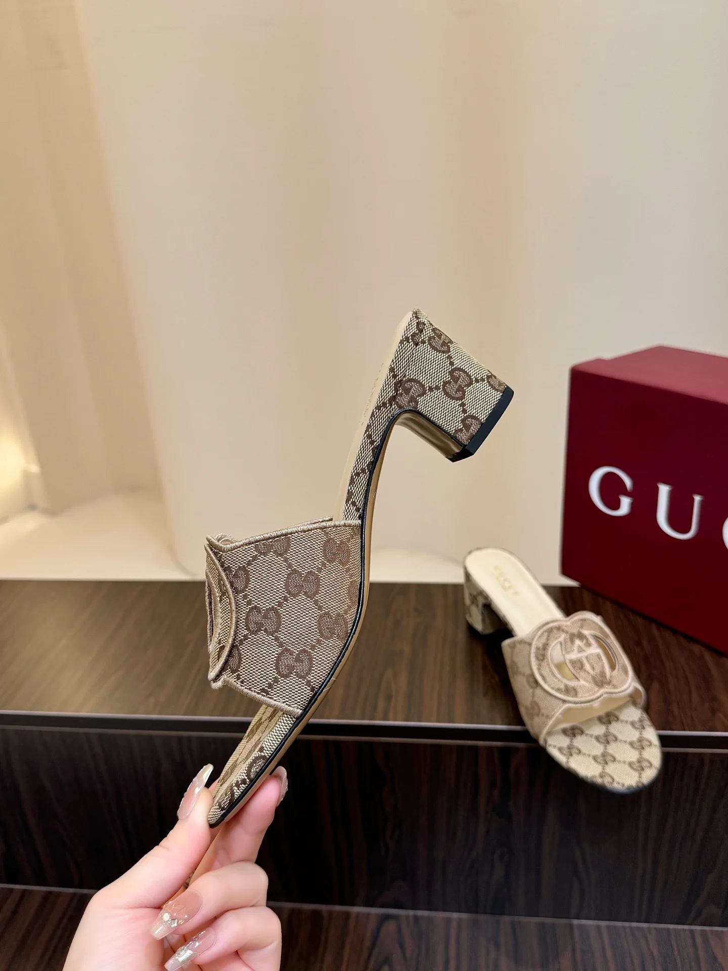 Gucc 25fw slide sandals