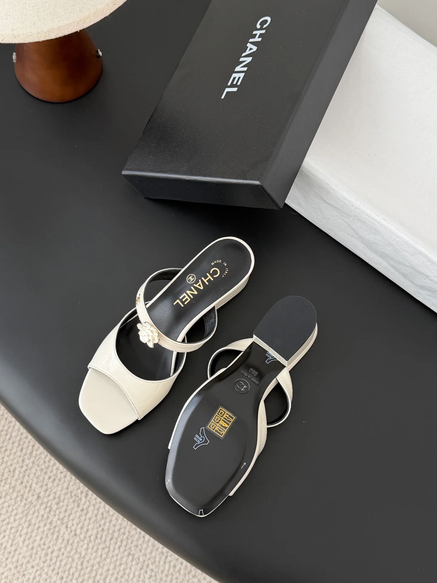 Chan 26ss camellia leather sandals